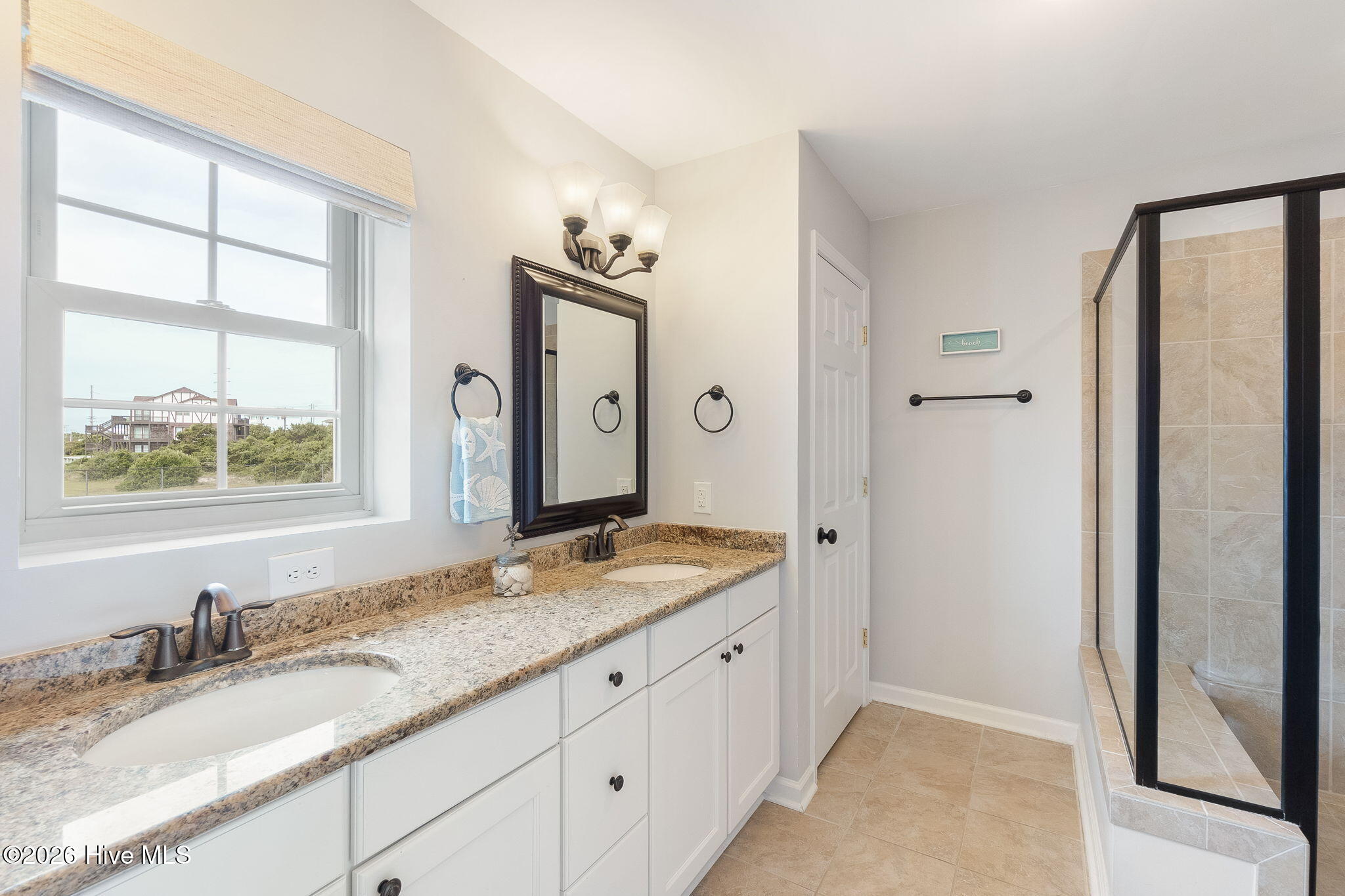 100548451 | Photo 16