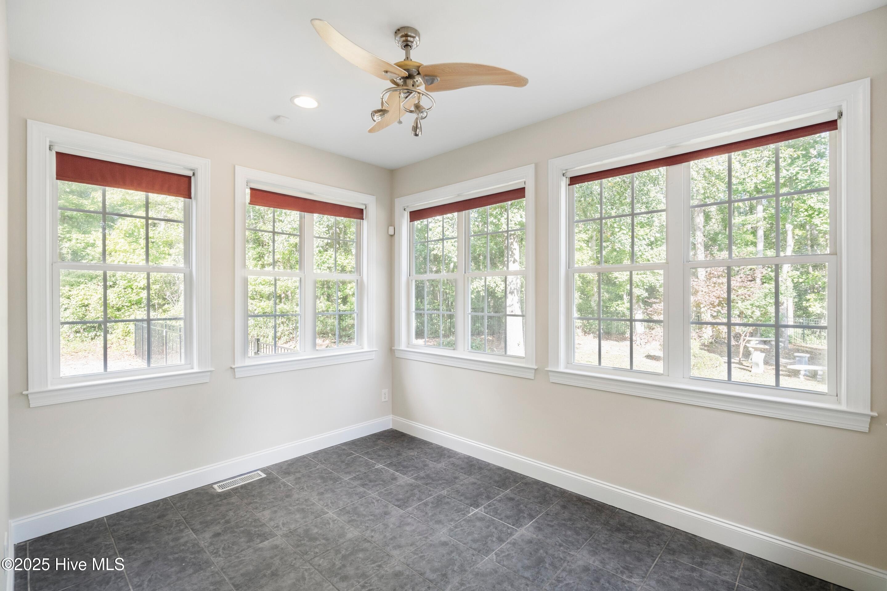 100537413 | Photo 26