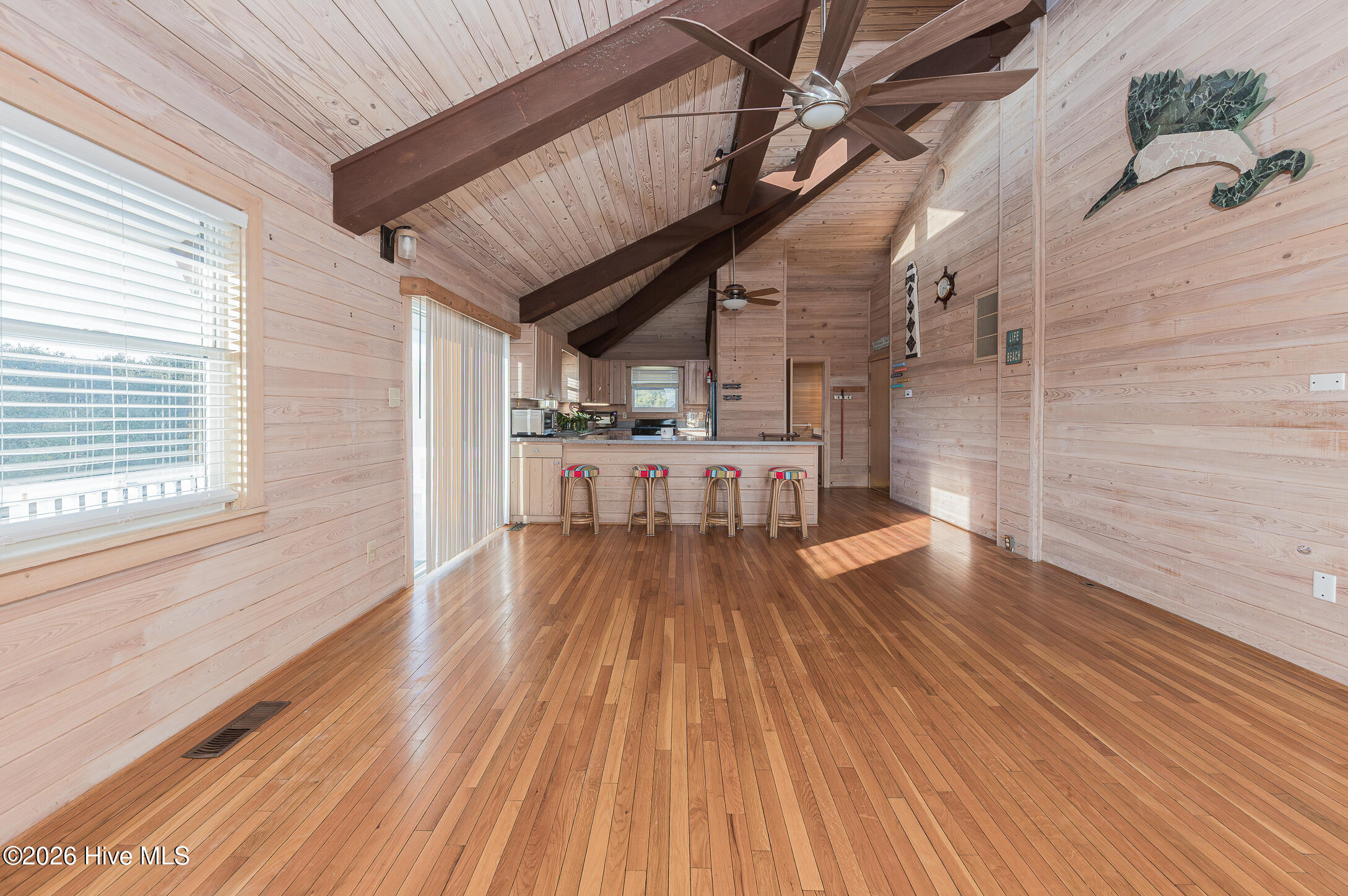 100560422 | Photo 11