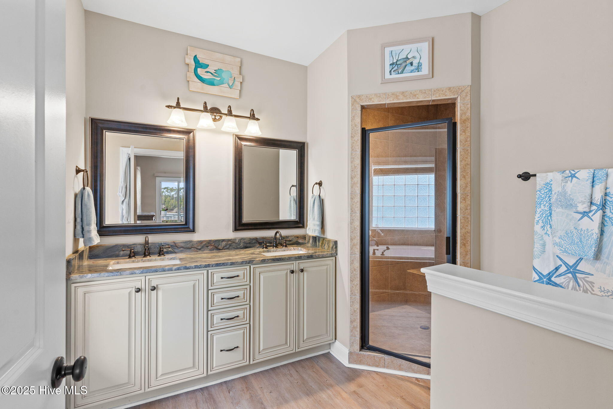 100548558 | Photo 33