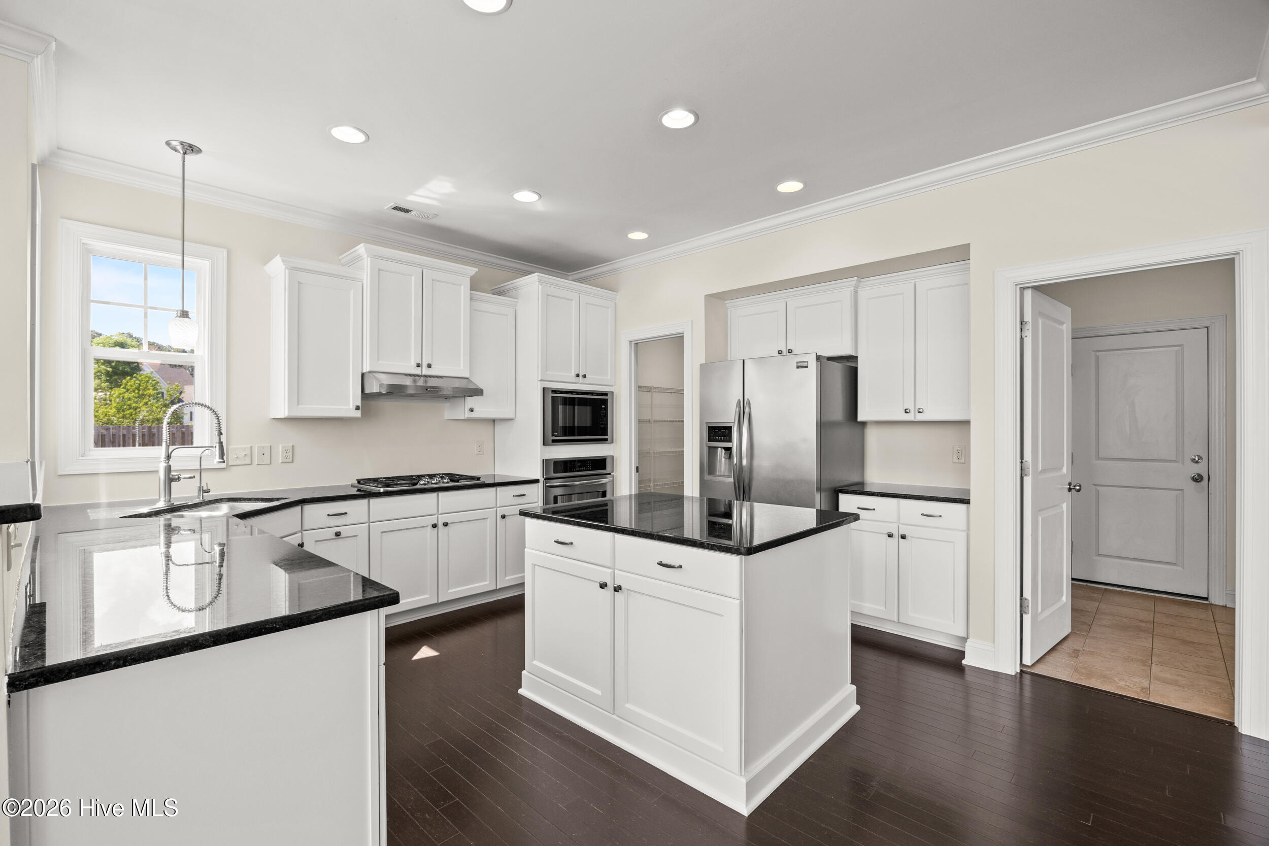 100568241 | Photo 28