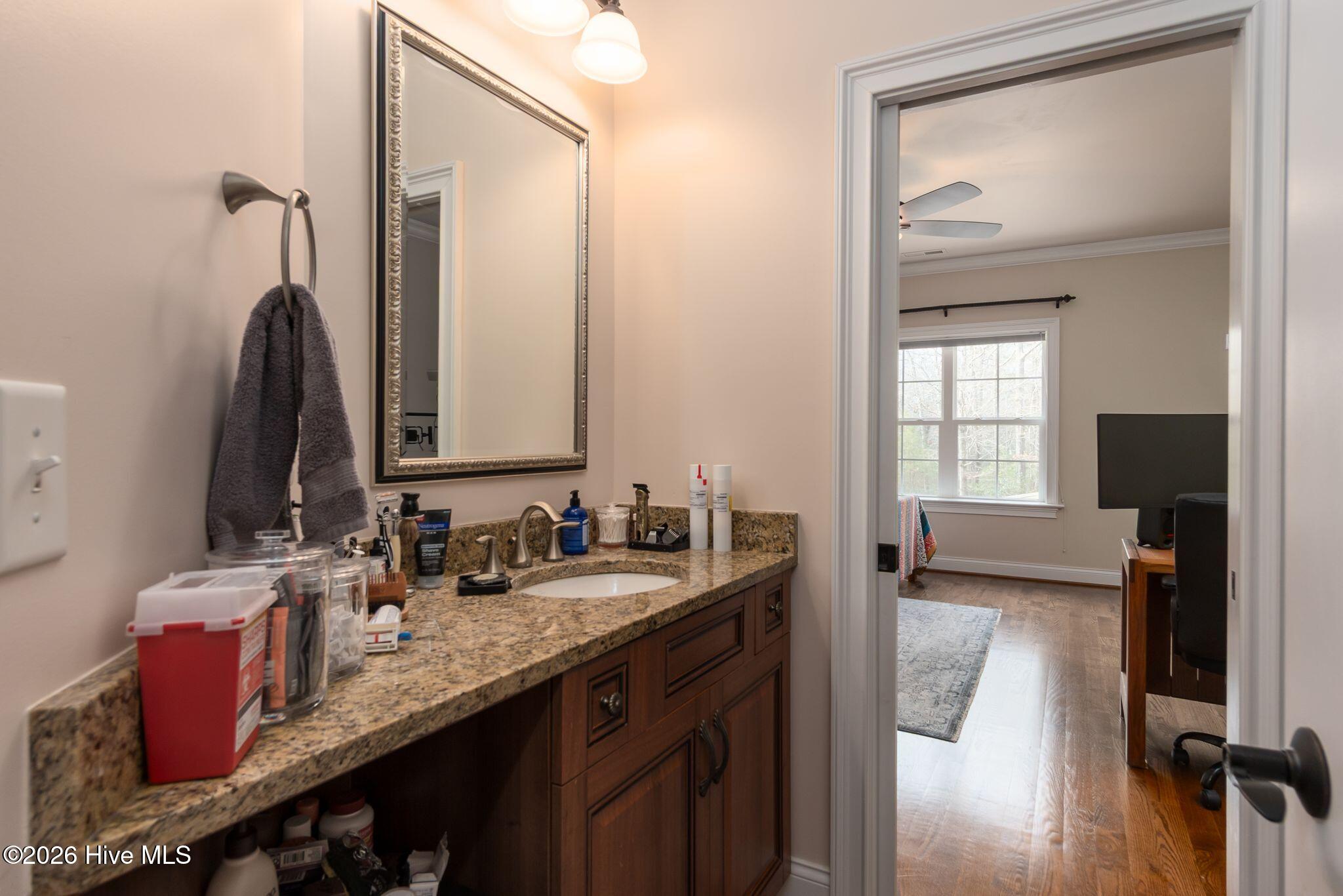 100556327 | Photo 37