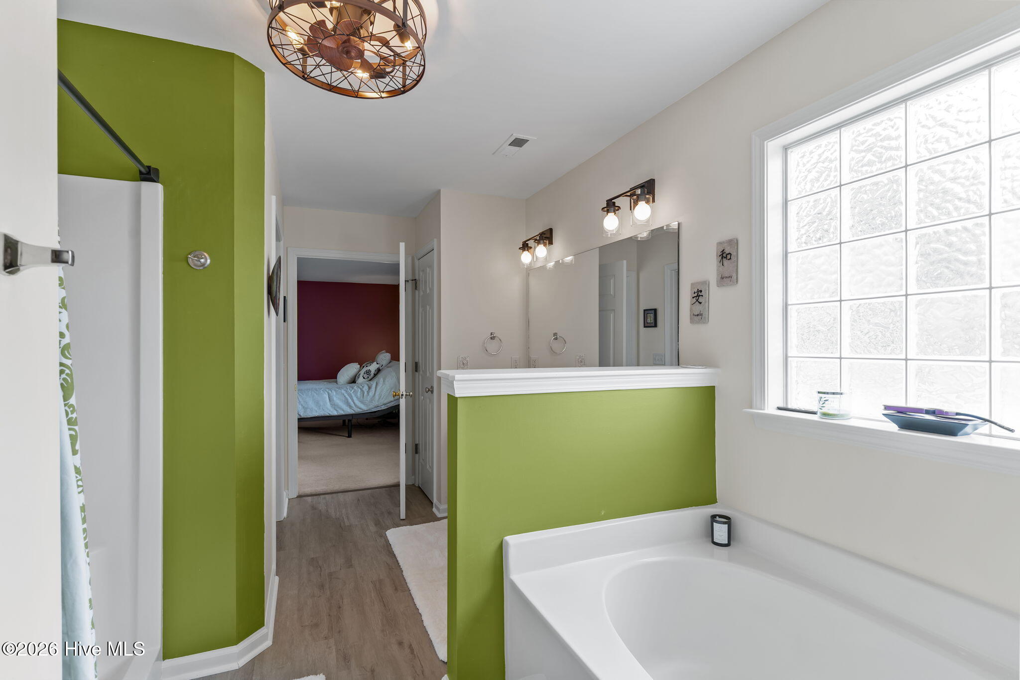 100565536 | Photo 32