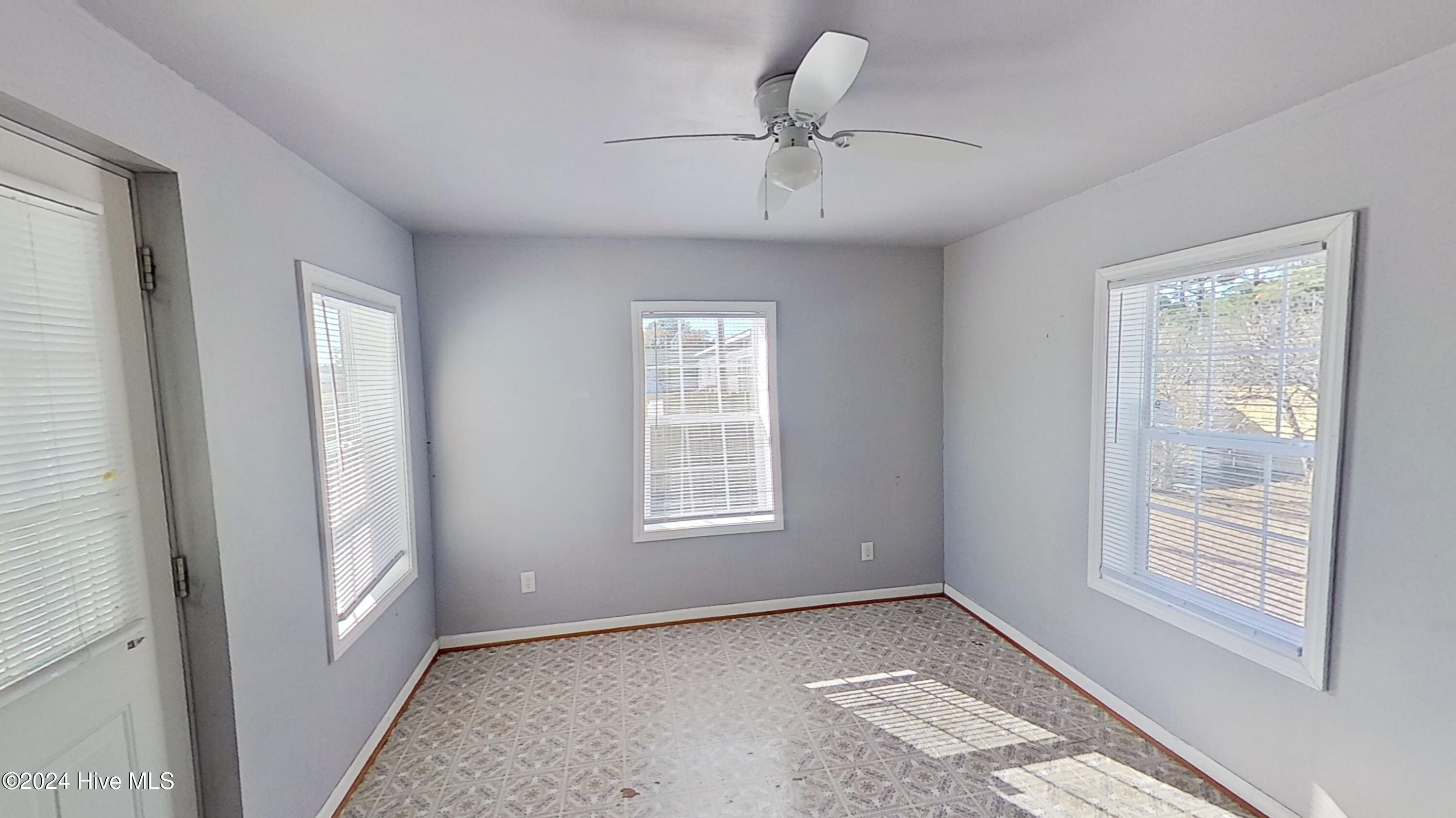 100550318 | Photo 16