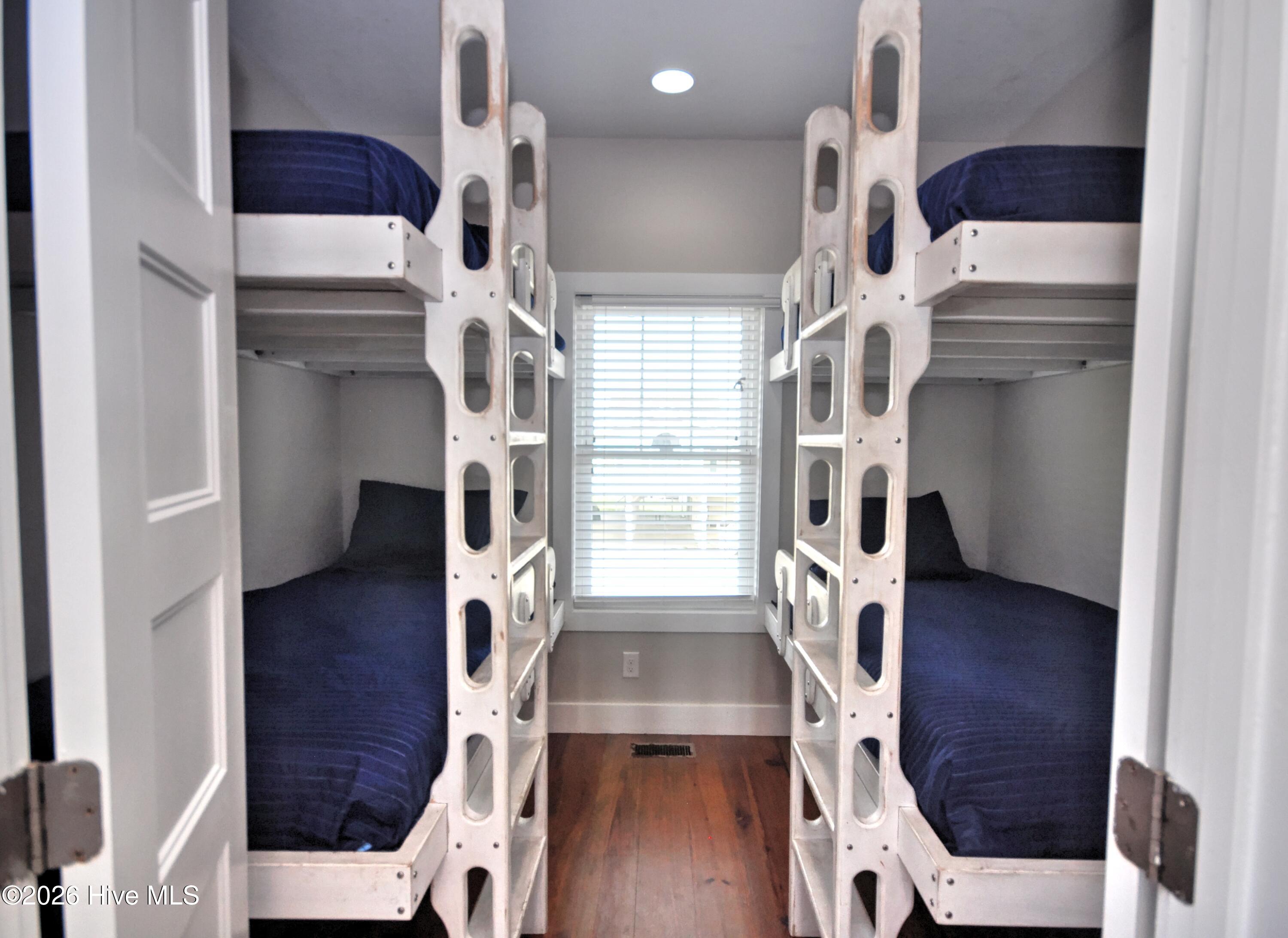 100561409 | Photo 37