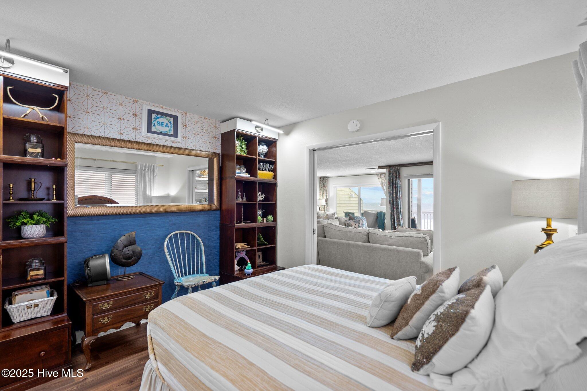 100564100 | Photo 42