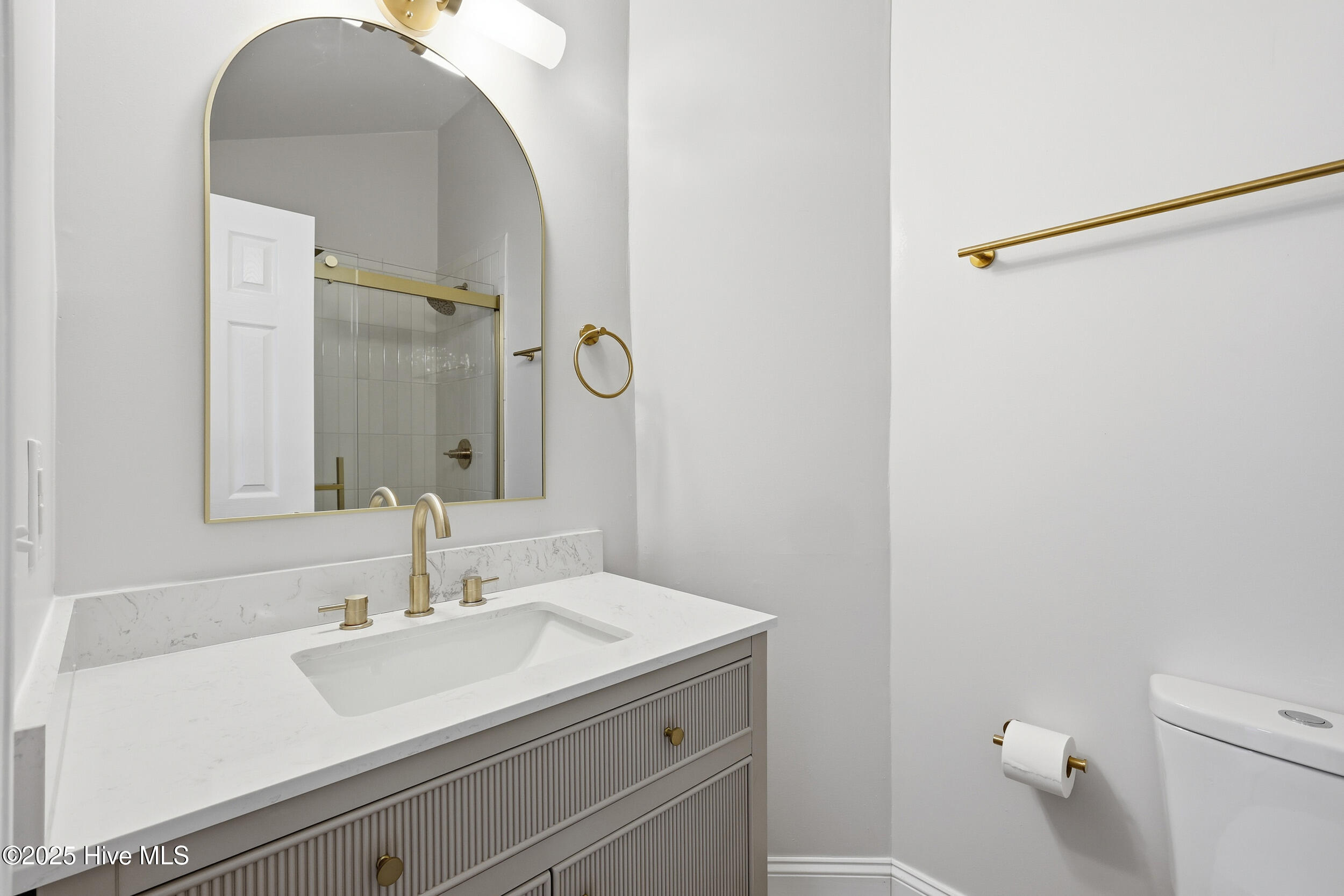 100565361 | Photo 12