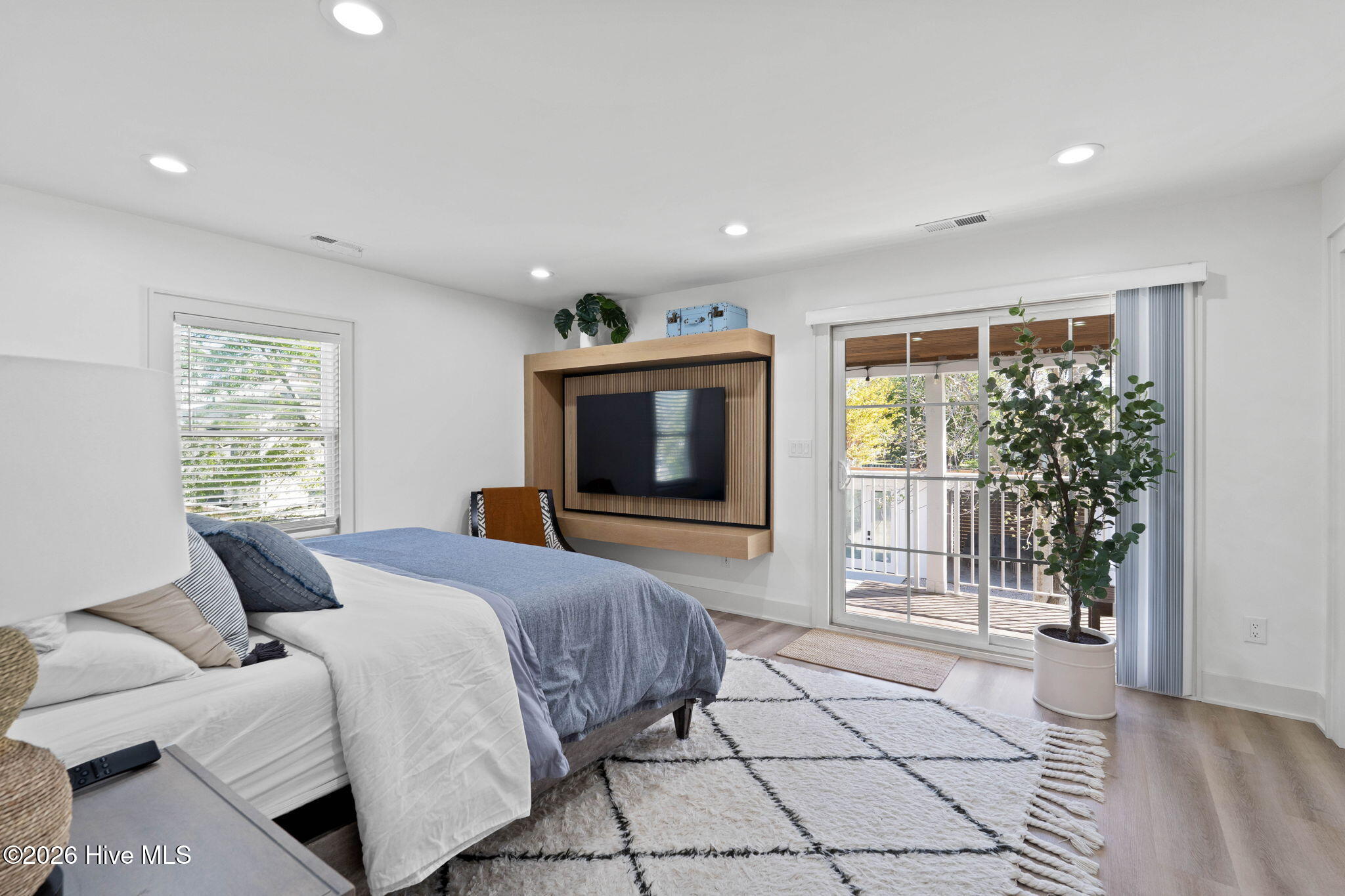 100565975 | Photo 13