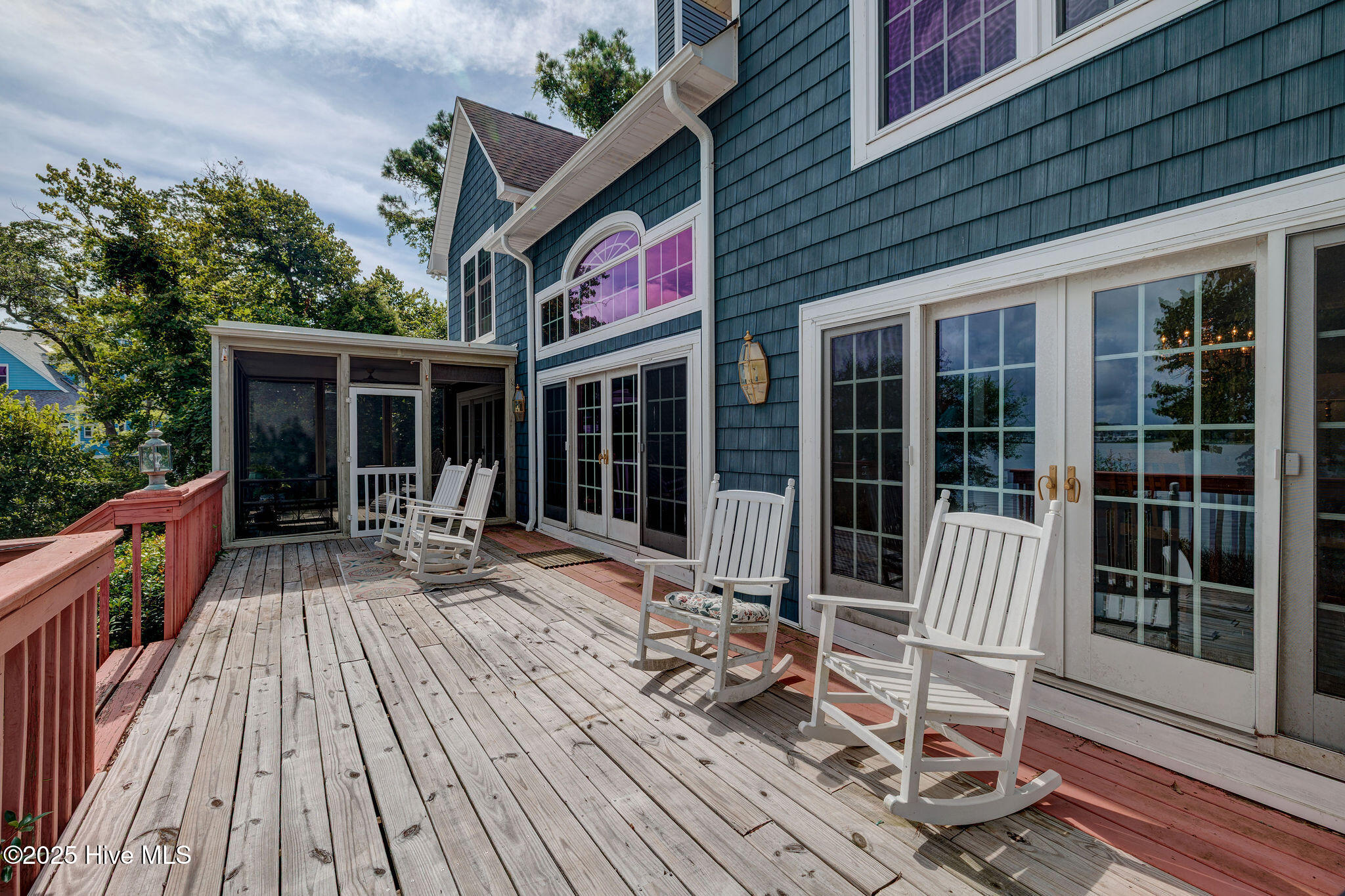 100519748 | Photo 18