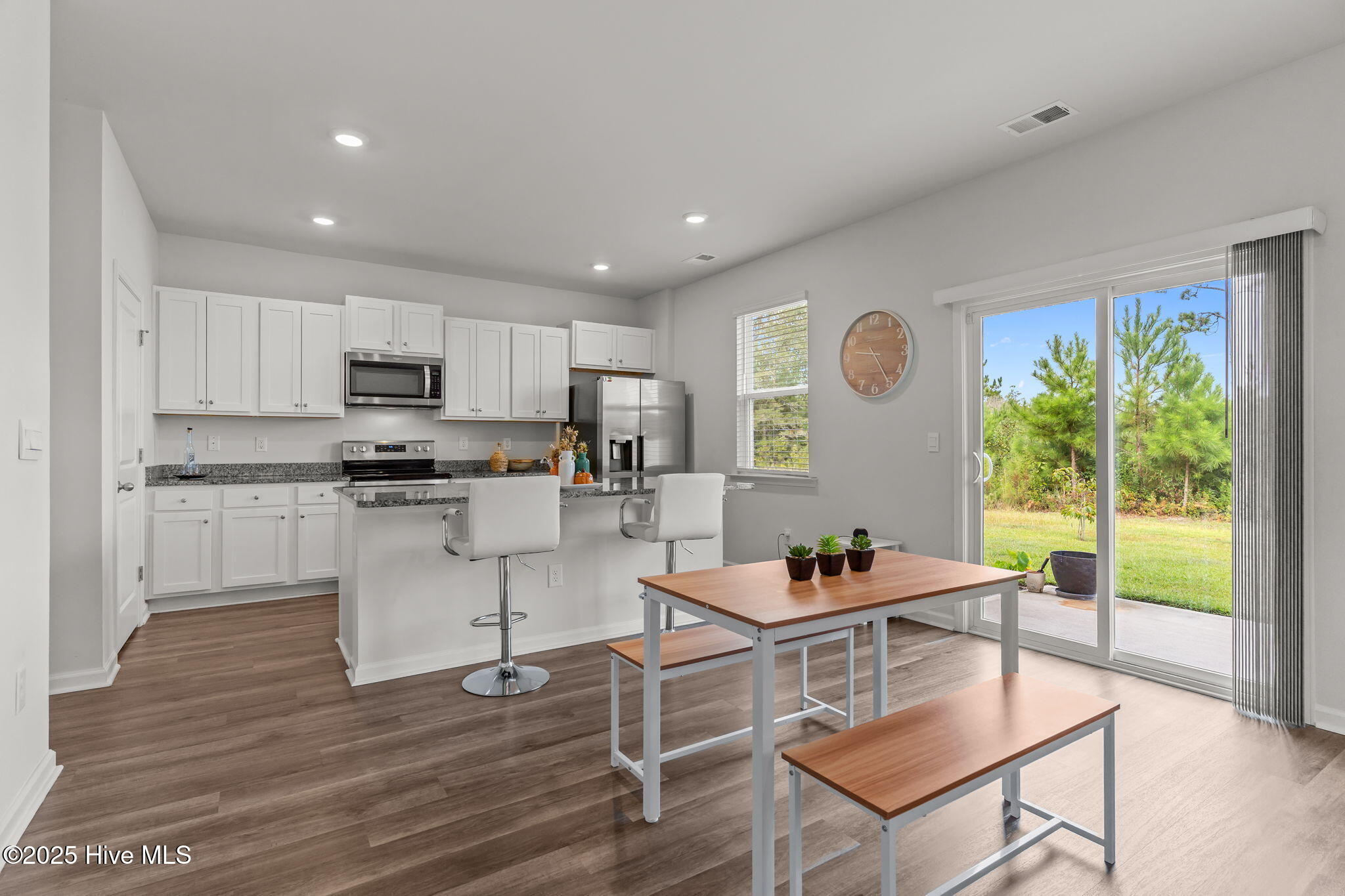 100526308 | Photo 11