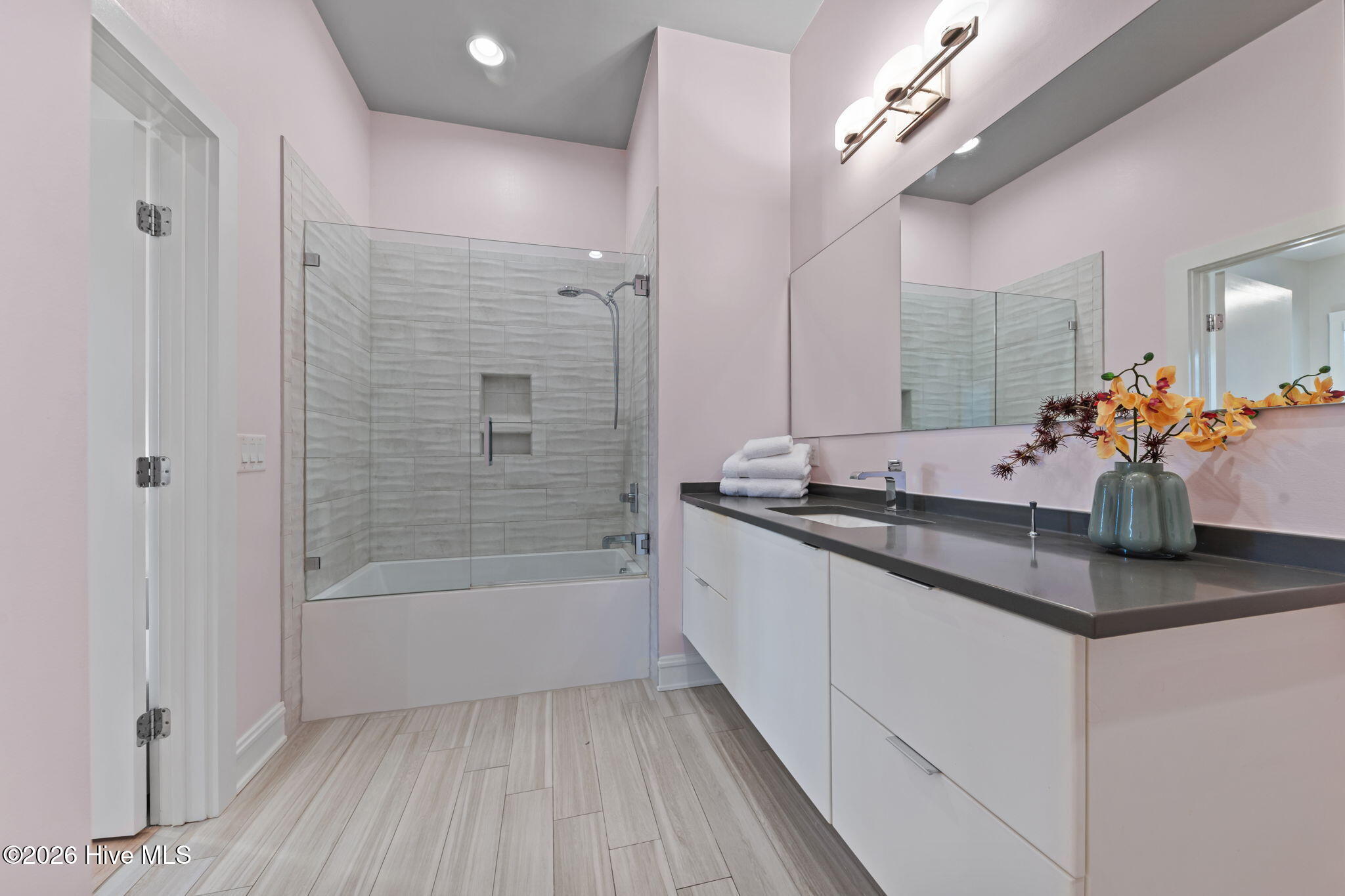 Lower Level En Suite Bath #1