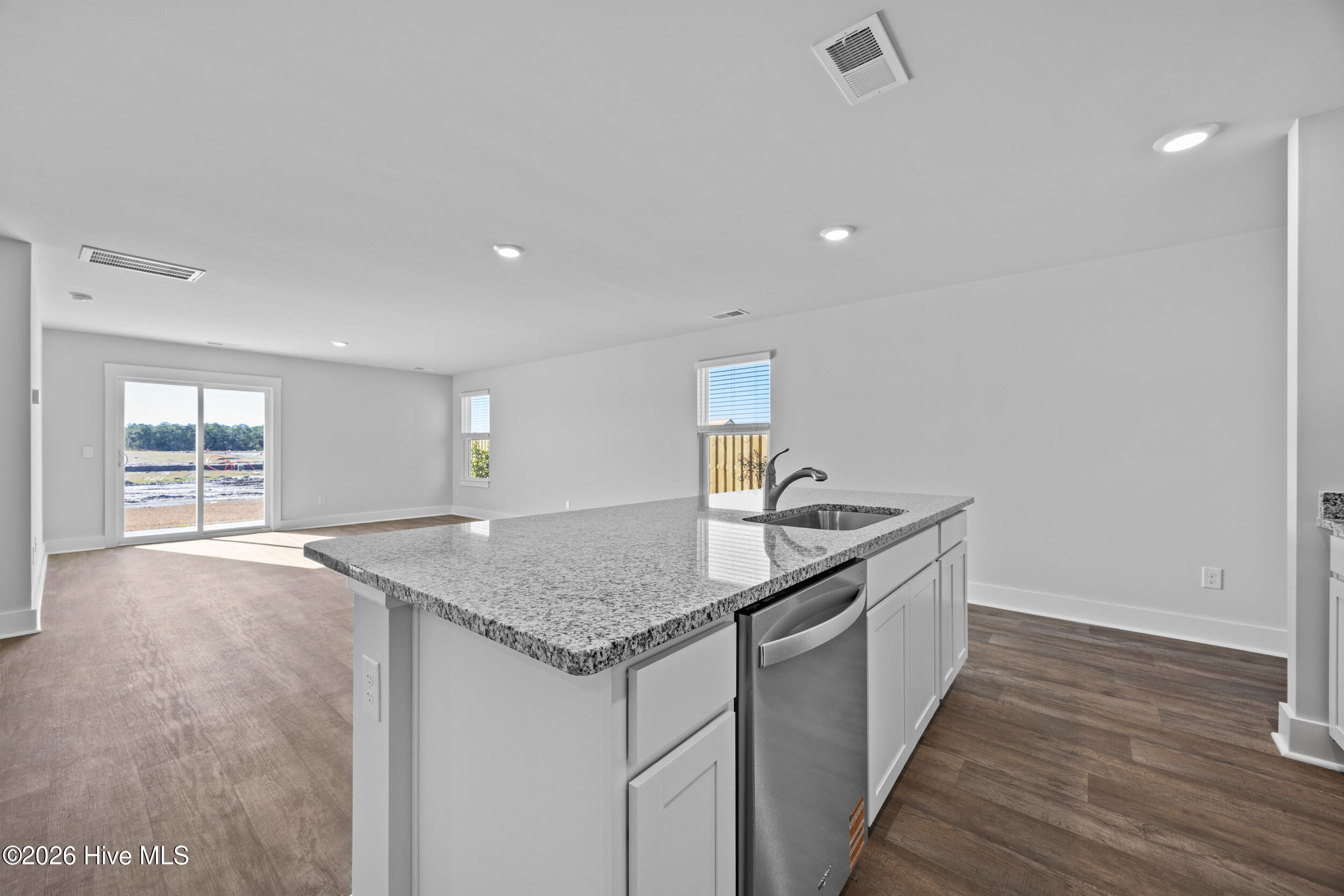 100547458 | Photo 13