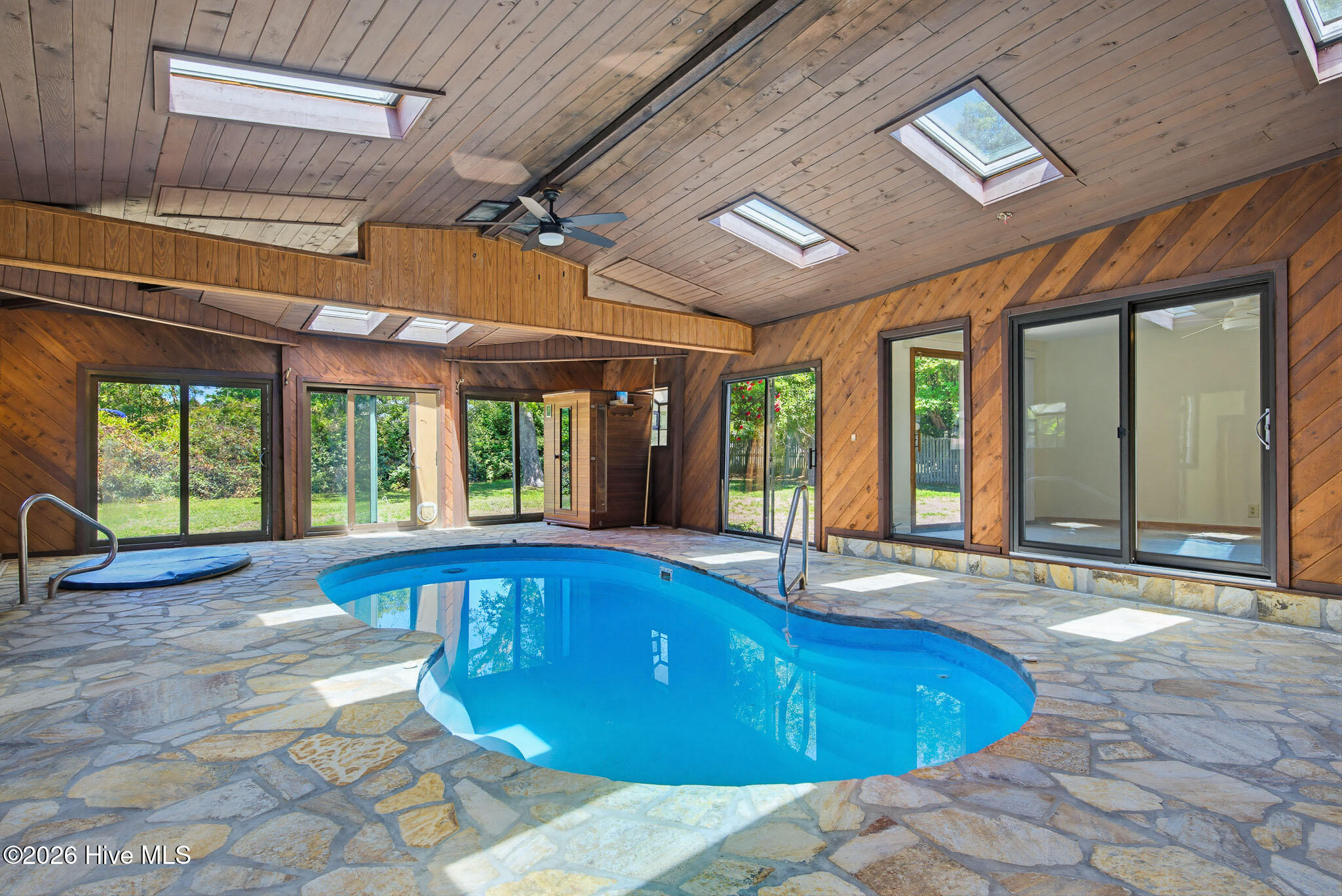 100568983 | Photo 12