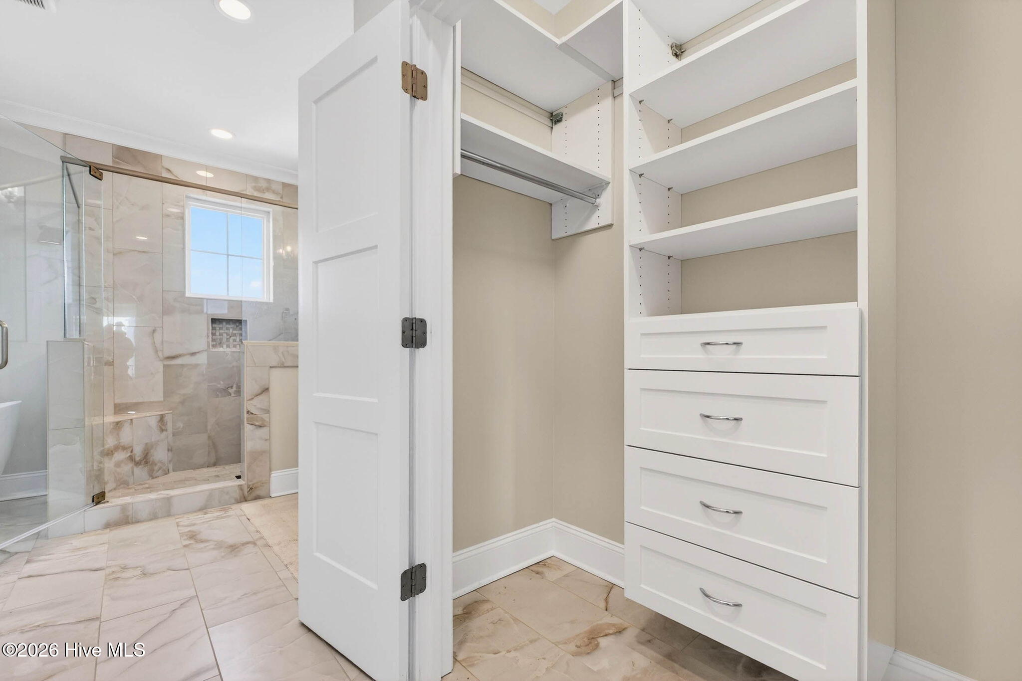 100561334 | Photo 39