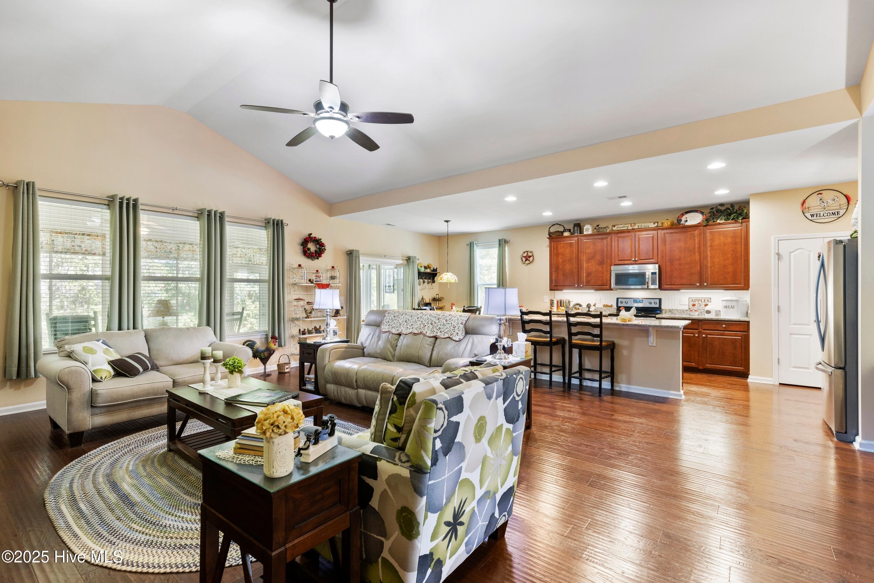 100529206 | Photo 12