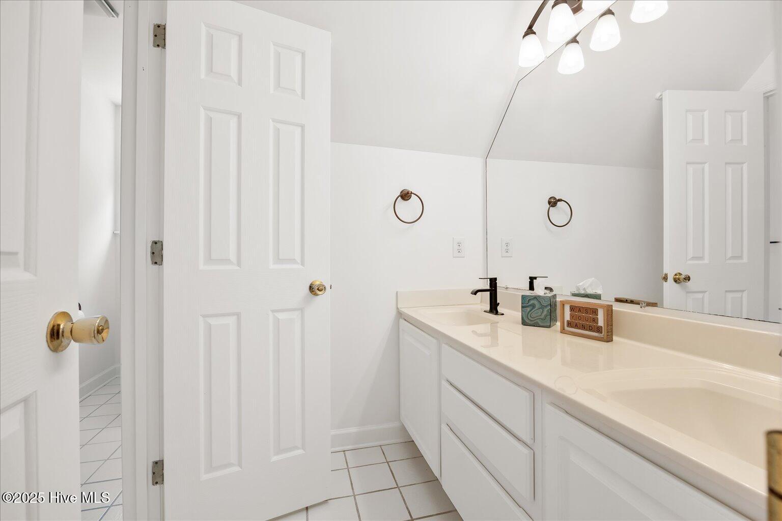 100535280 | Photo 35