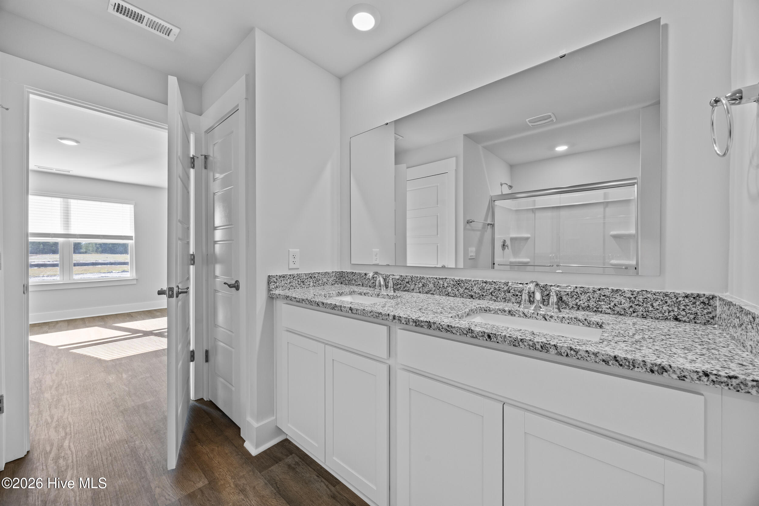 100547458 | Photo 23