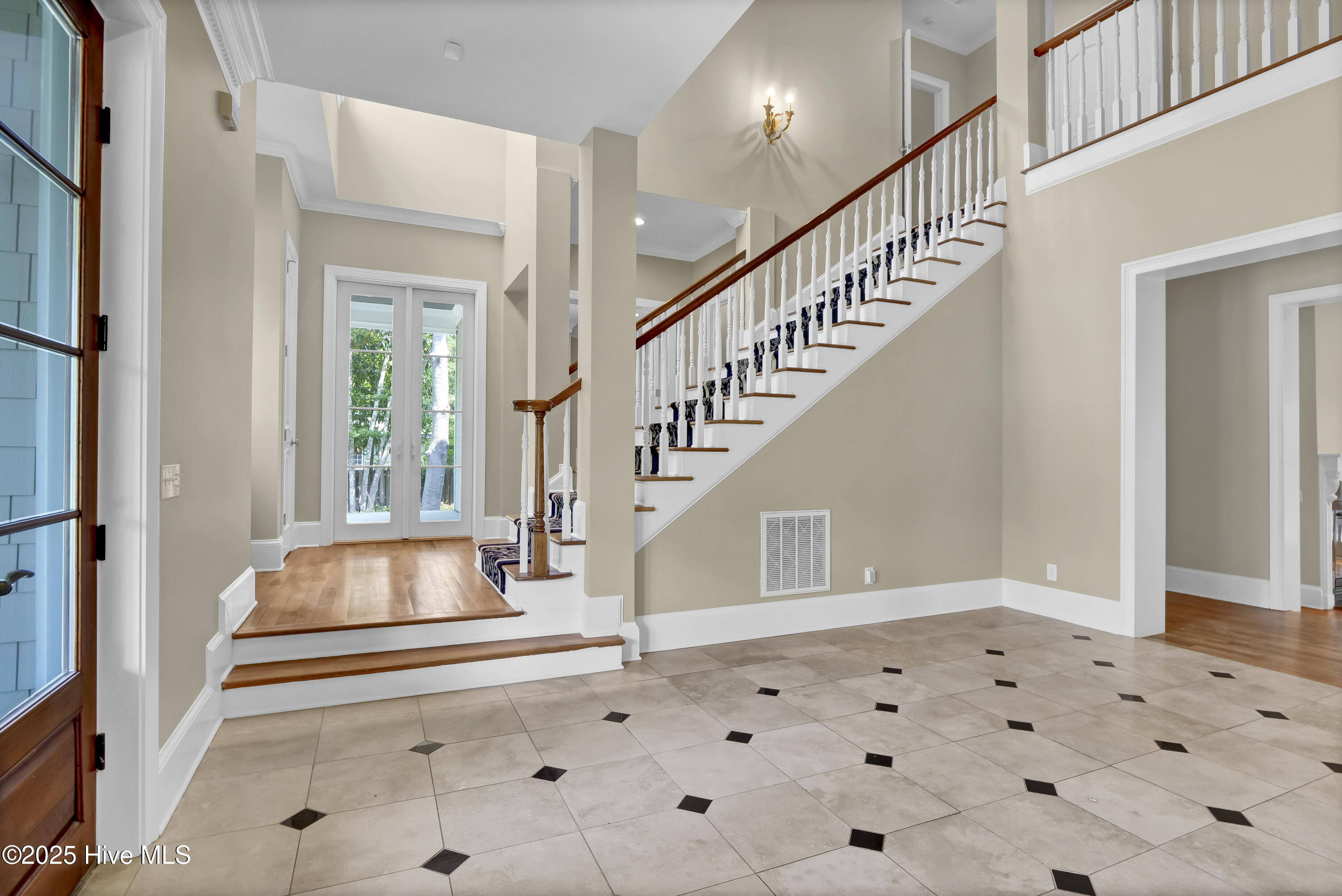 100552605 | Photo 10