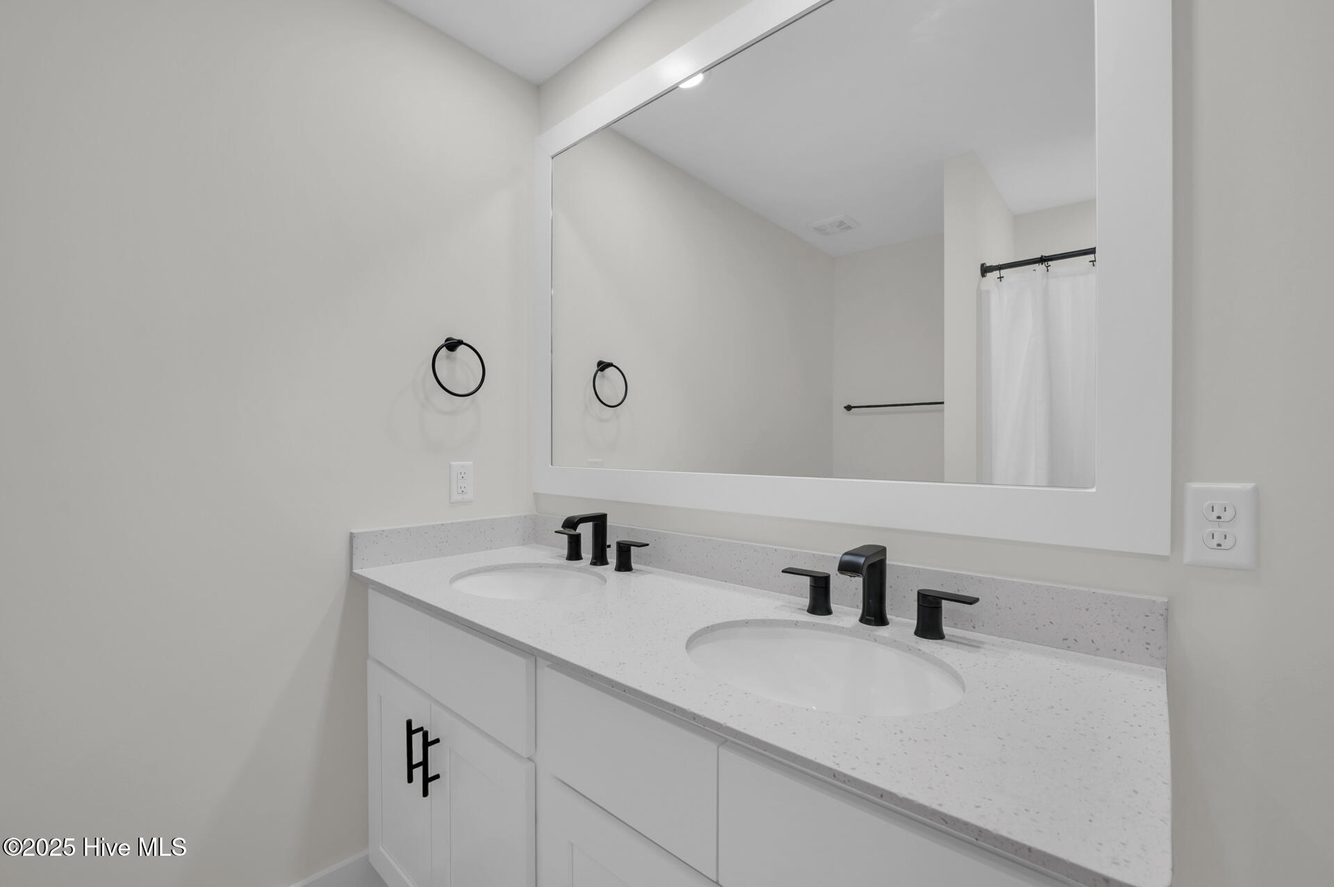 100537443 | Photo 23