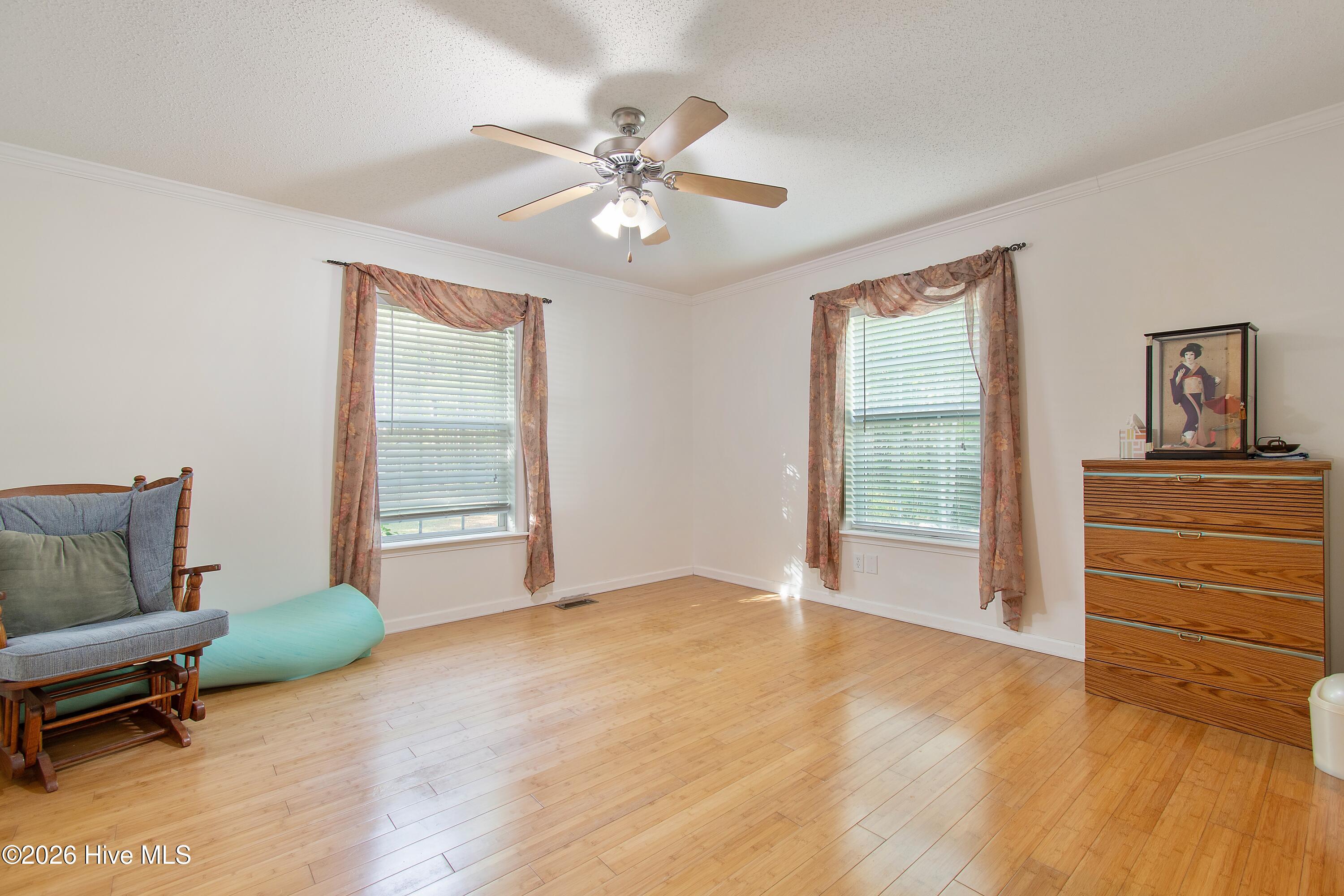 100568231 | Photo 35