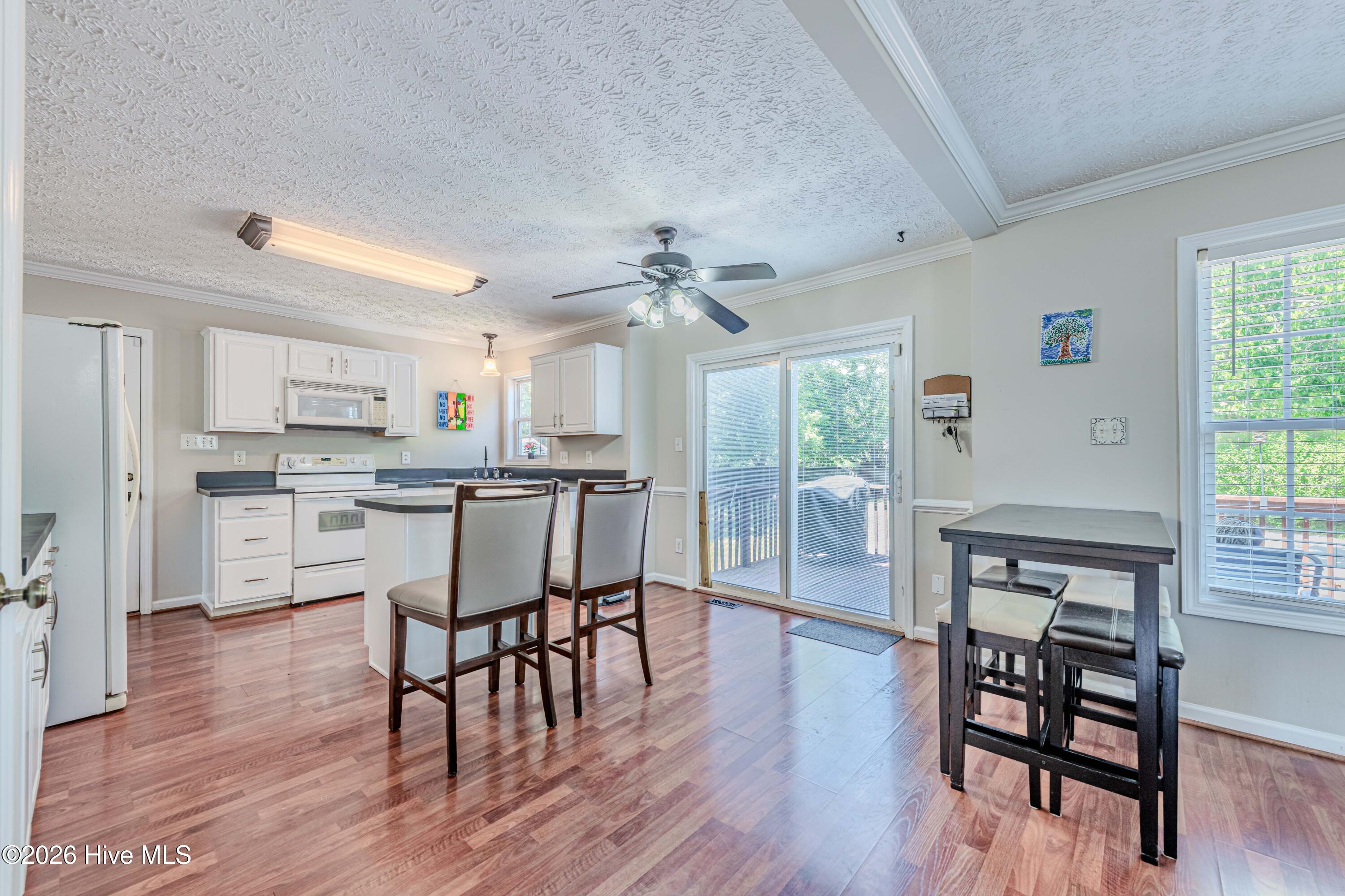 100569182 | Photo 15