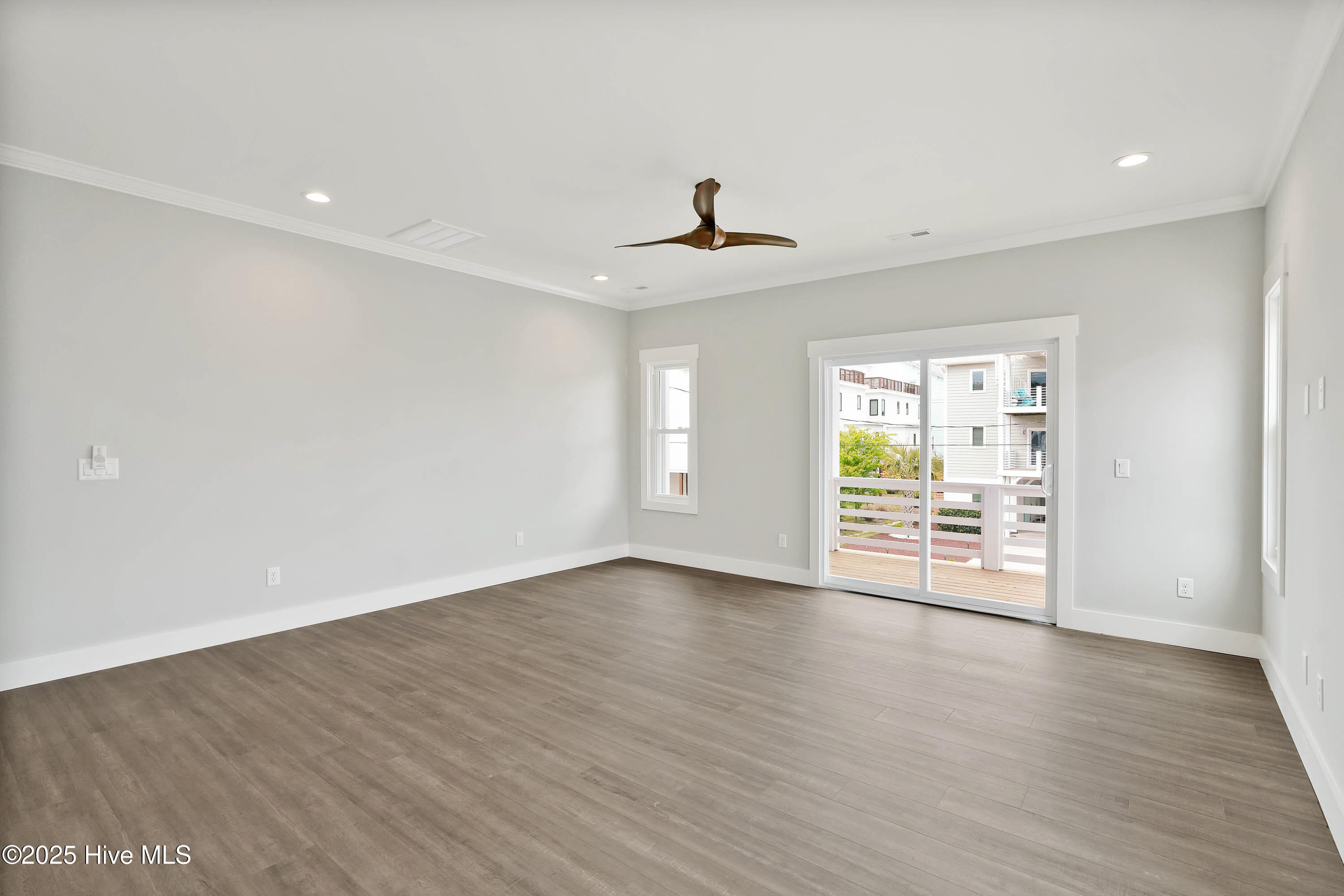 100540463 | Photo 12