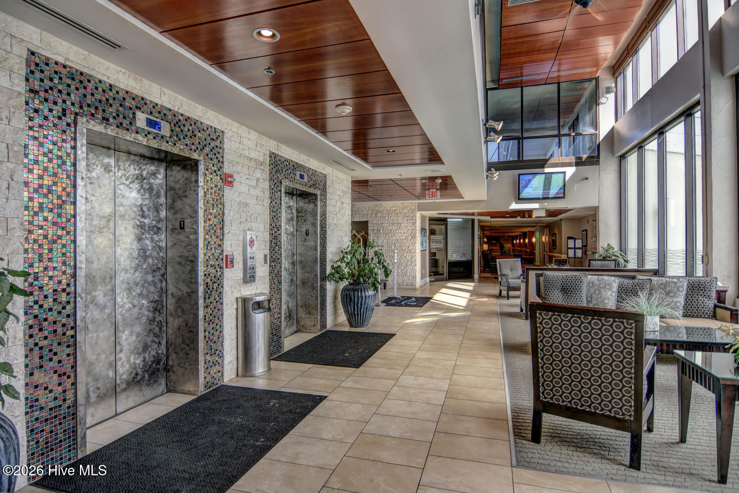 100567049 | Photo 18