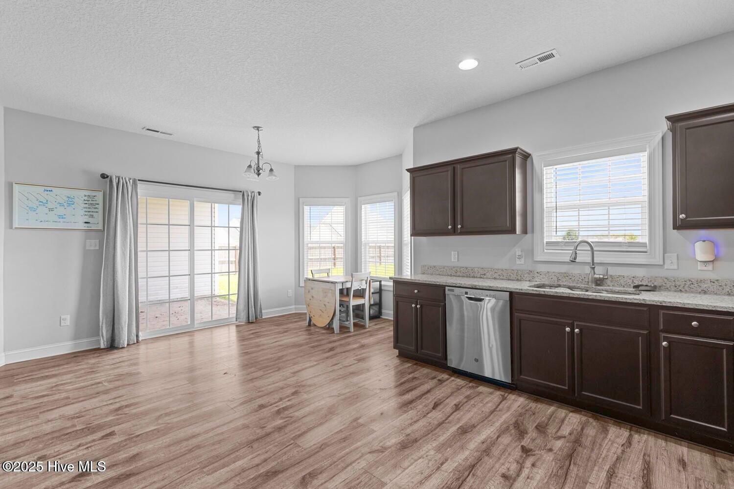 100545840 | Photo 11