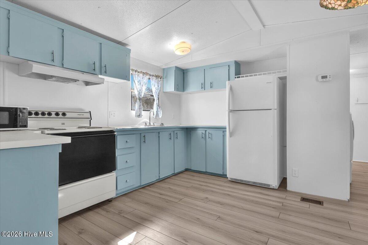 100549711 | Photo 11