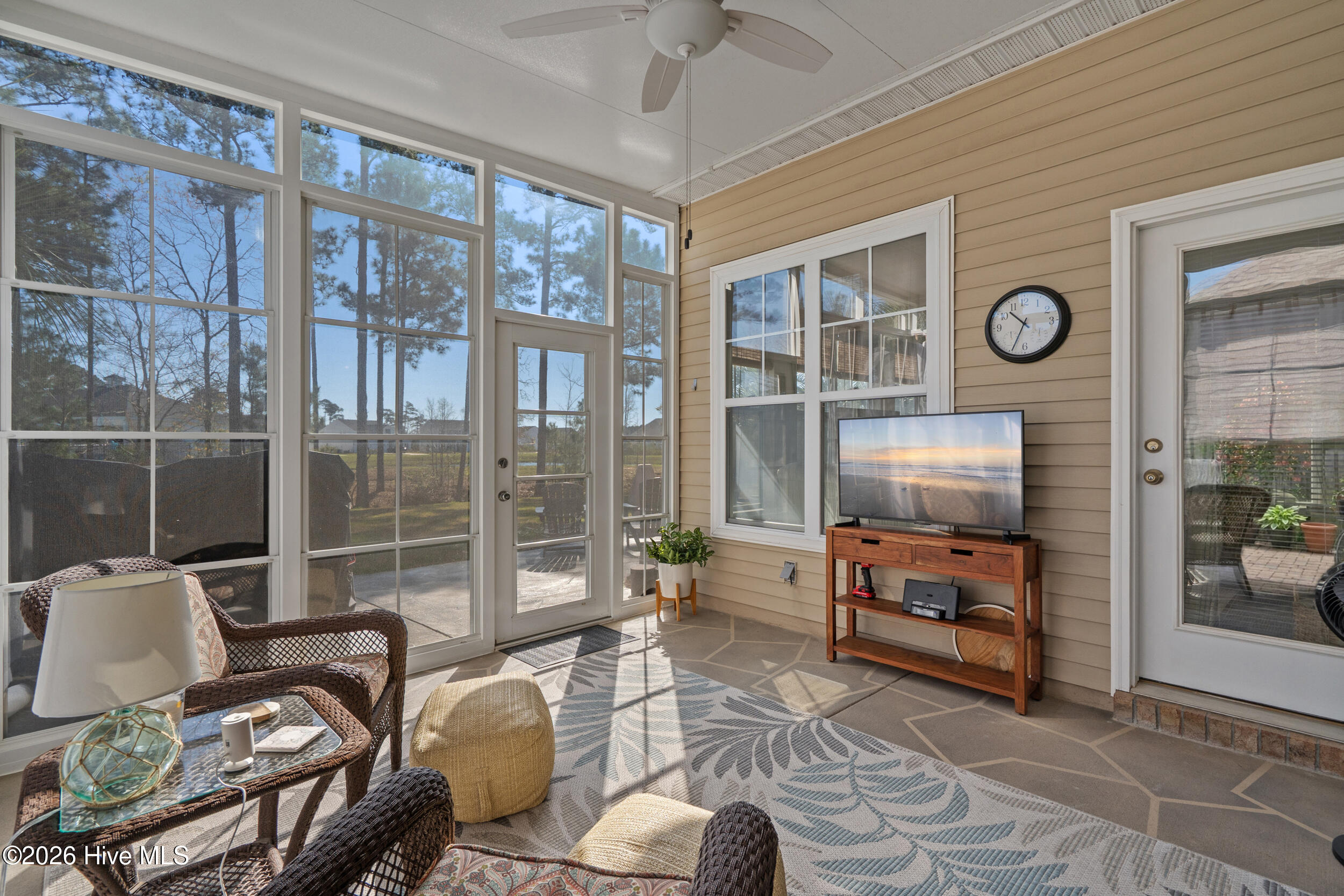 100562185 | Photo 27