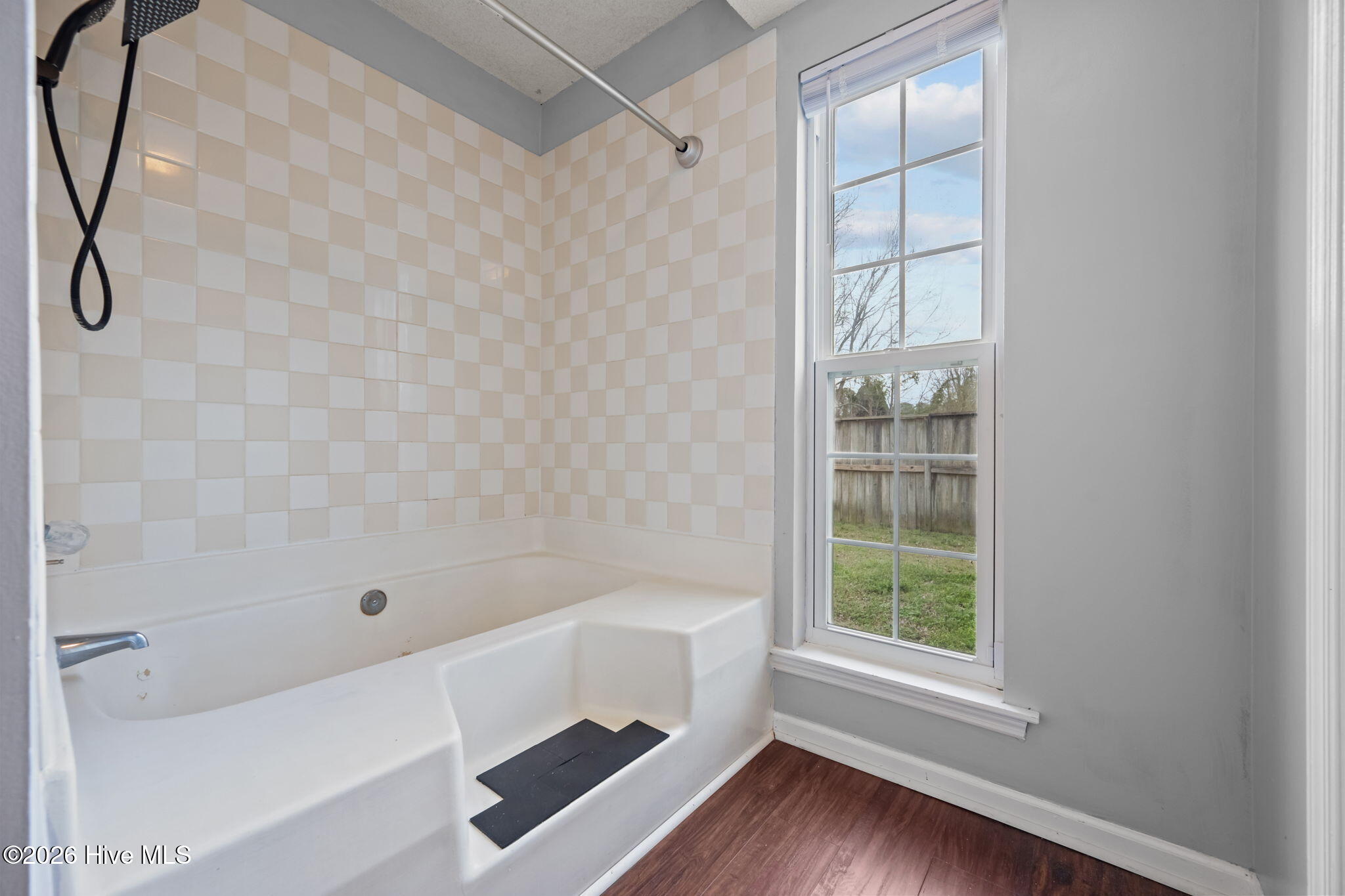 100558398 | Photo 16