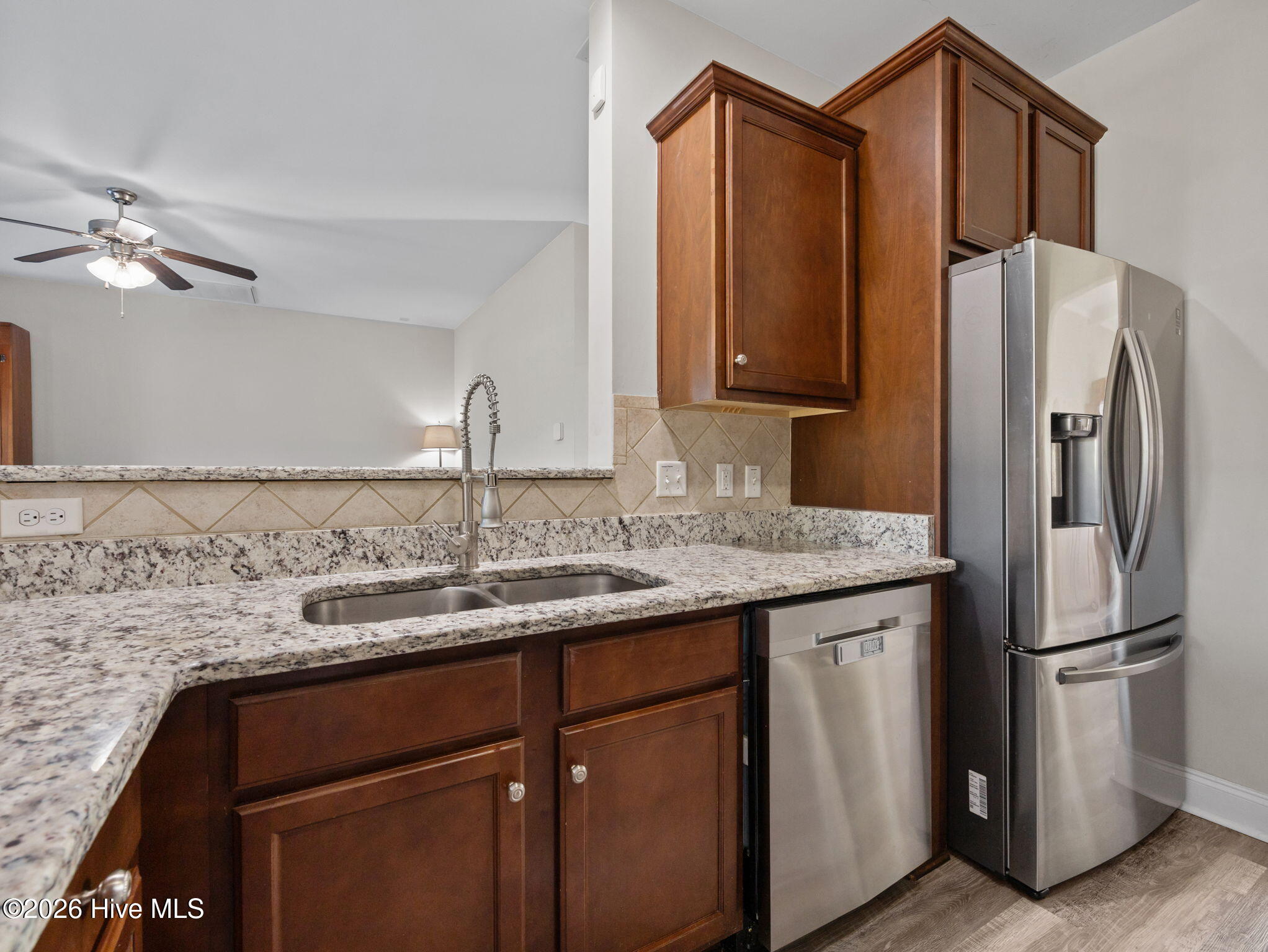 100564240 | Photo 20