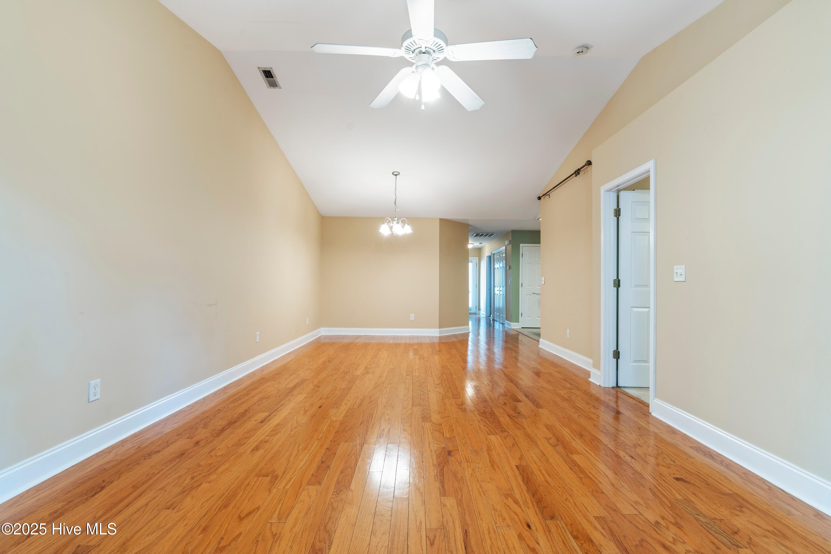 100522418 | Photo 24