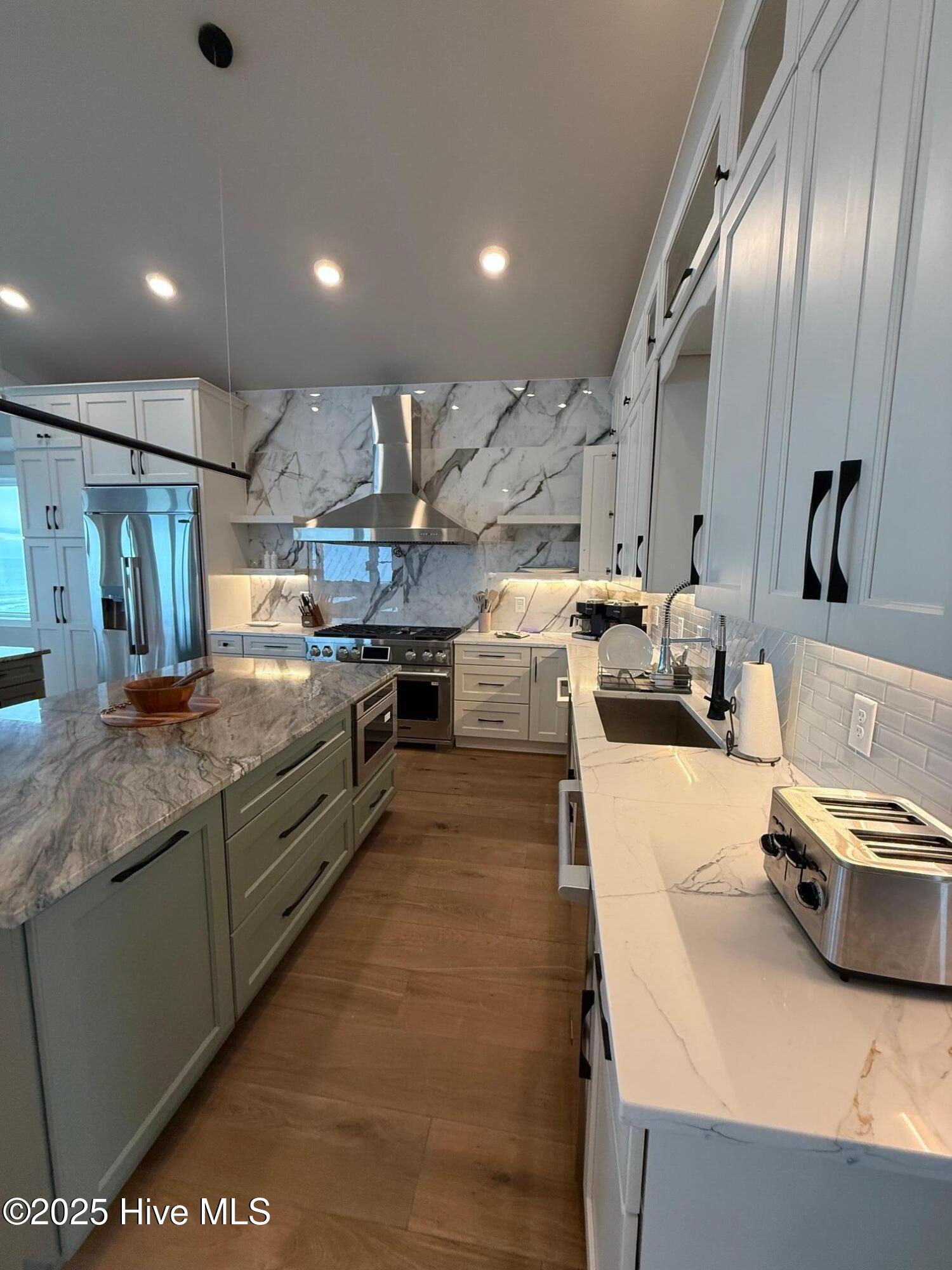 100498103 | Photo 21