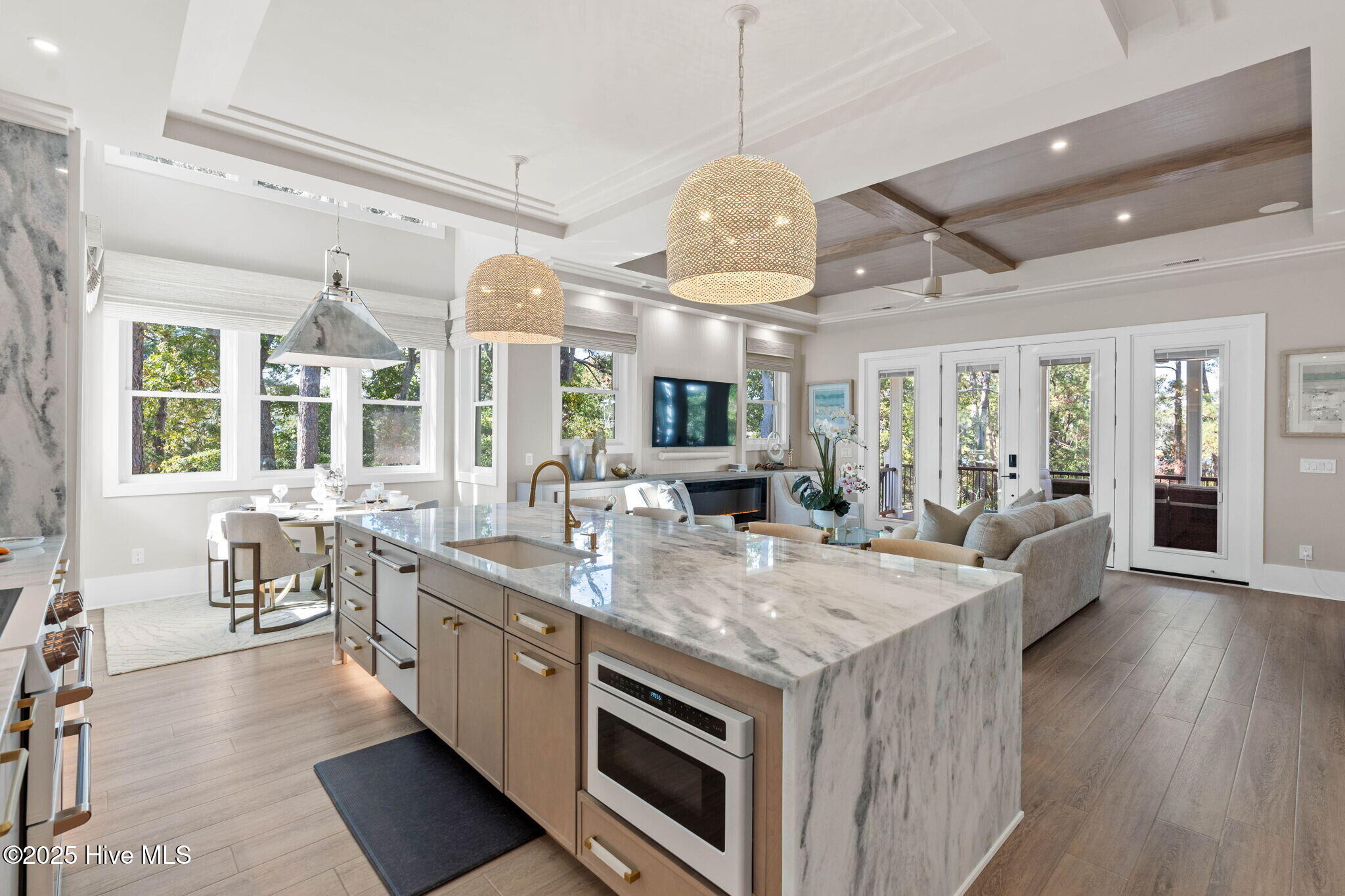 100516902 | Photo 25