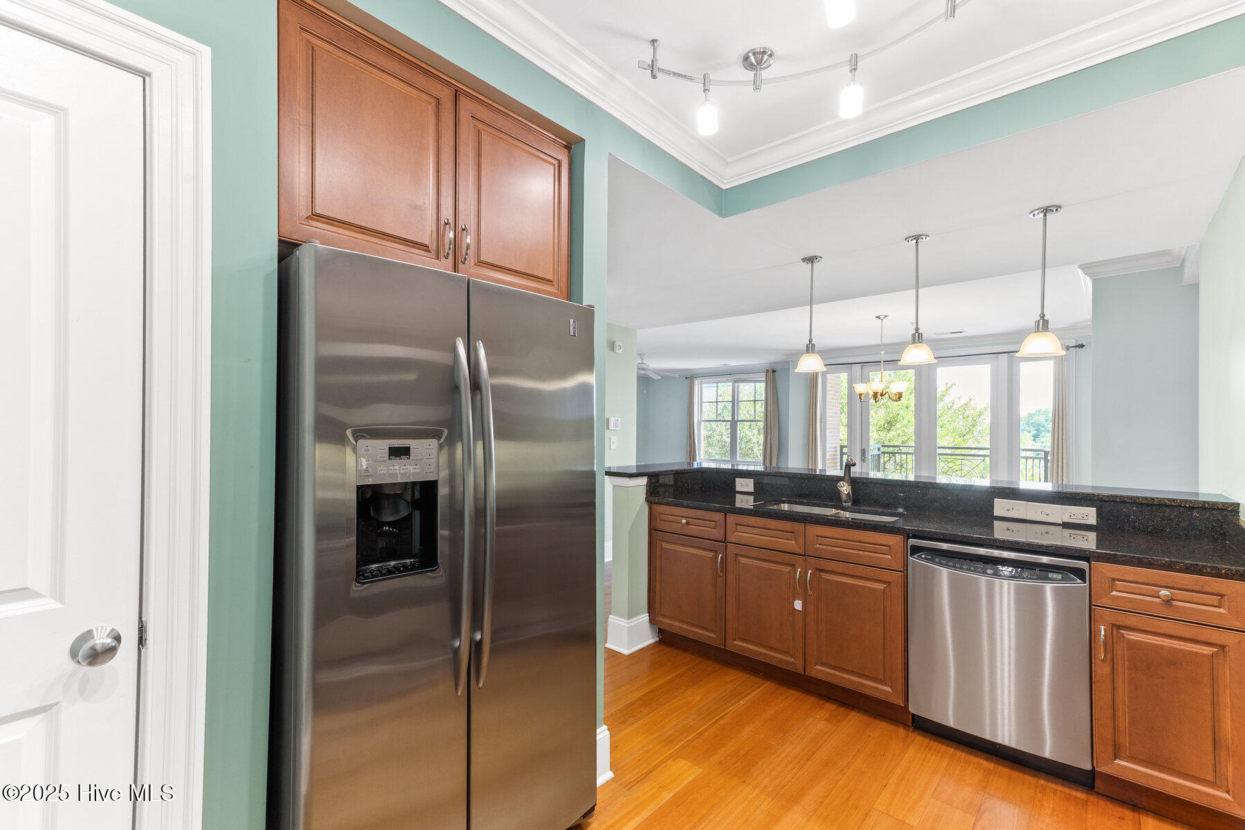 100518149 | Photo 12