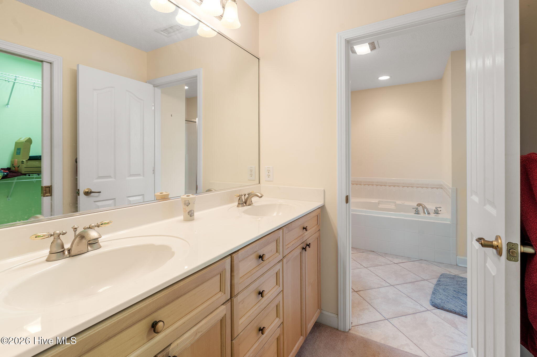 100567184 | Photo 27