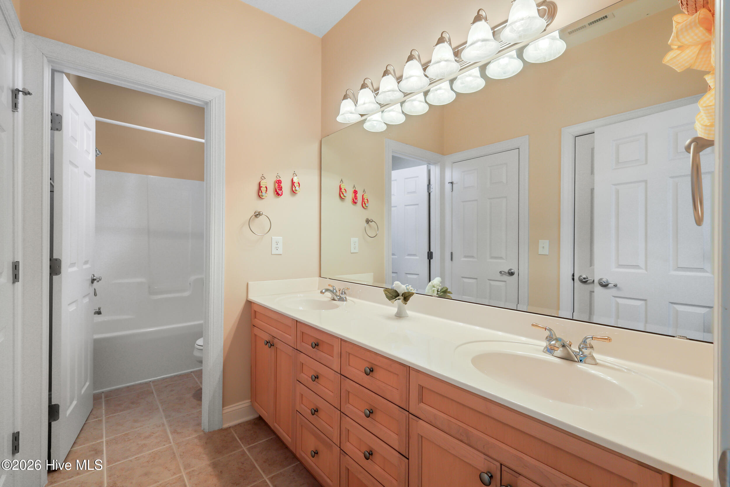 100565285 | Photo 32