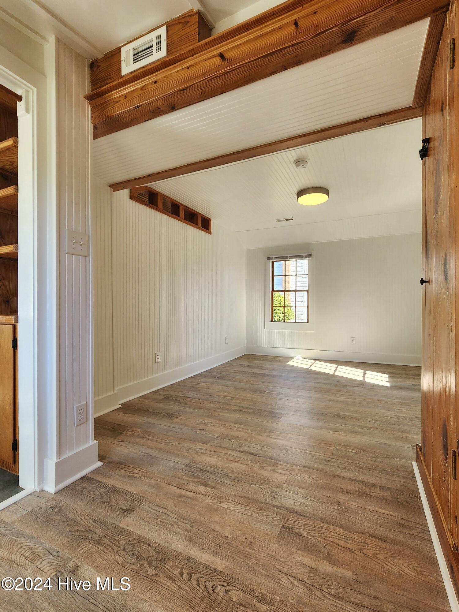 100570380 | Photo 24