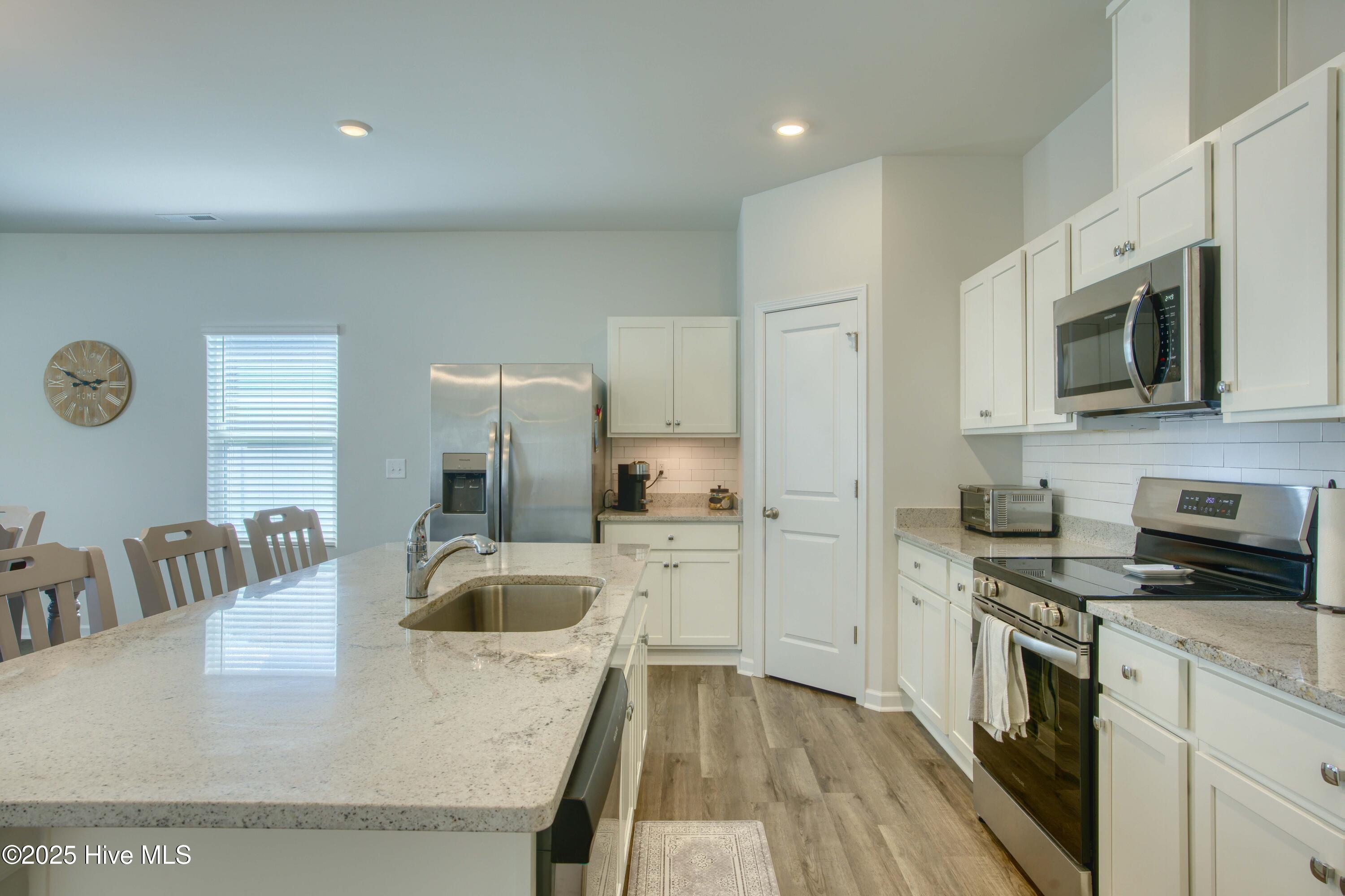 100529140 | Photo 11