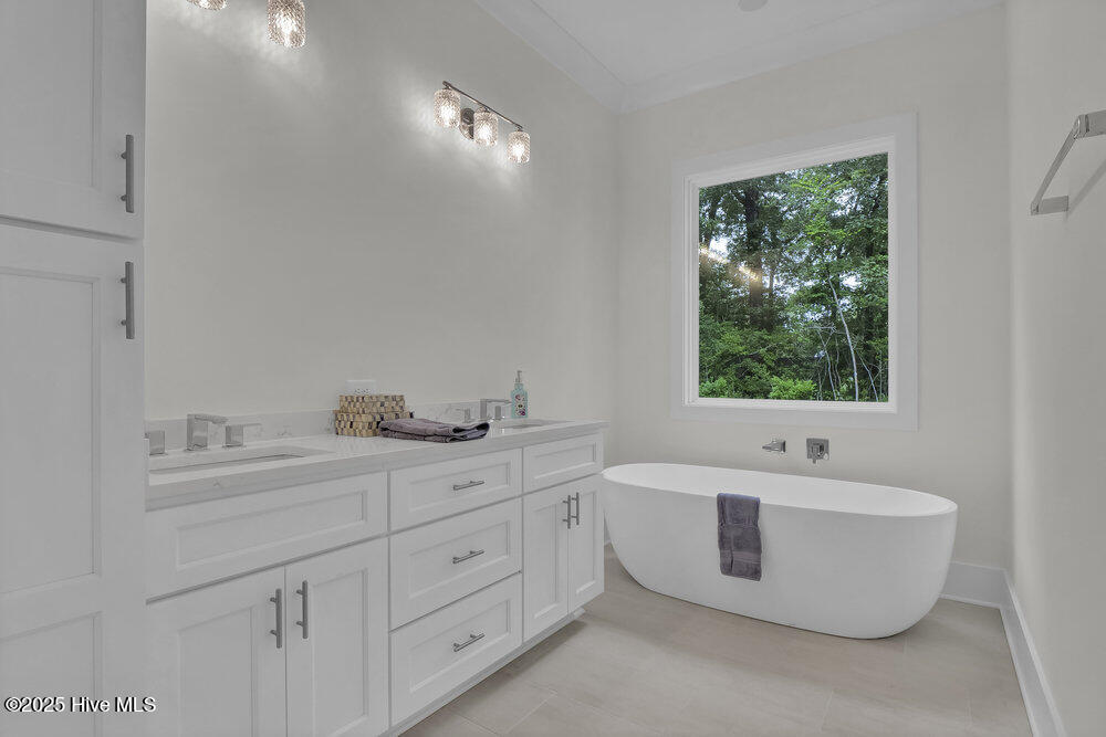 100566055 | Photo 15