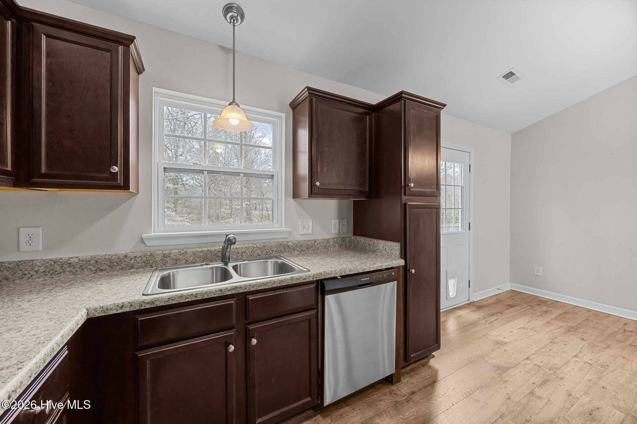 100557959 | Photo 14