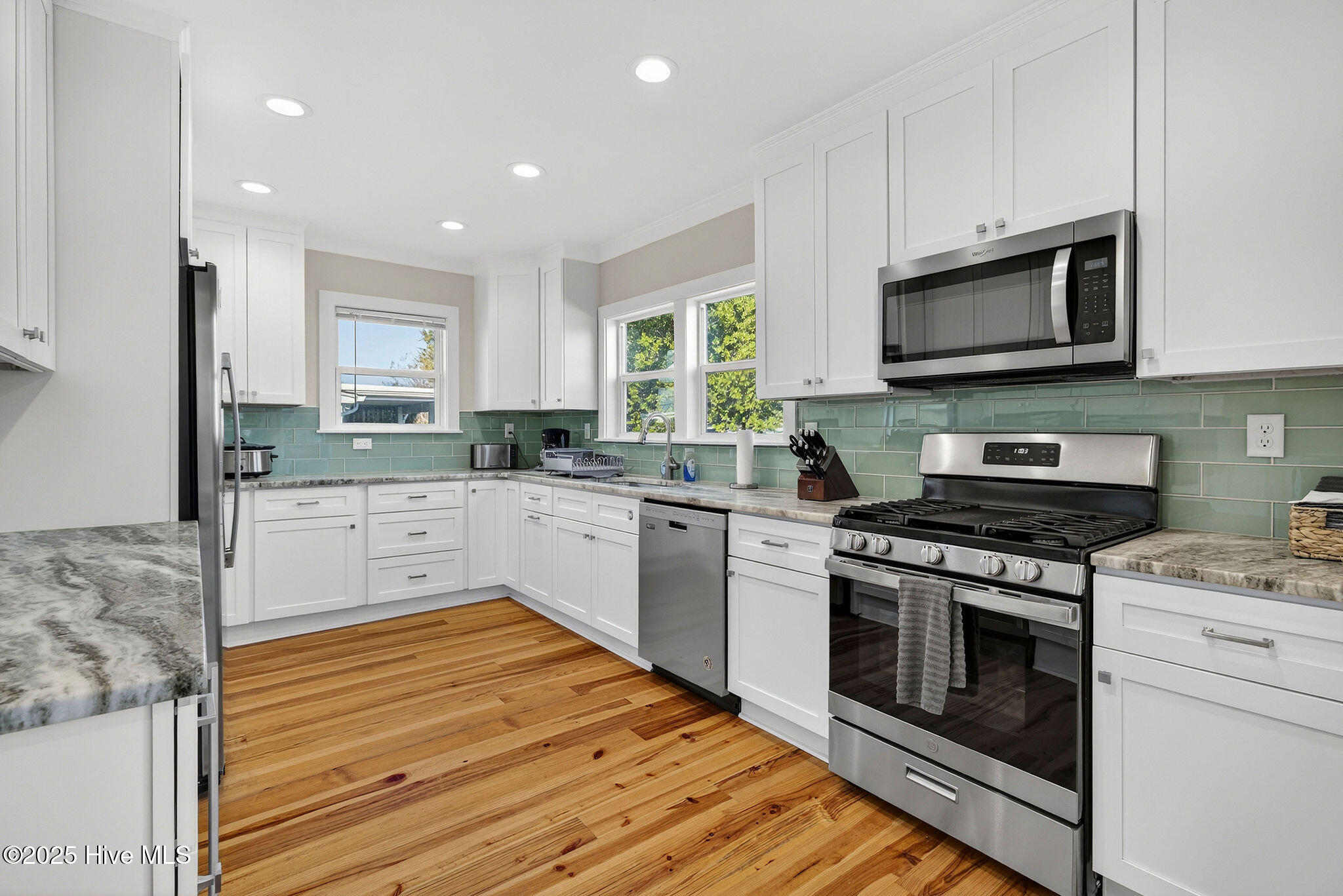 100543677 | Photo 23