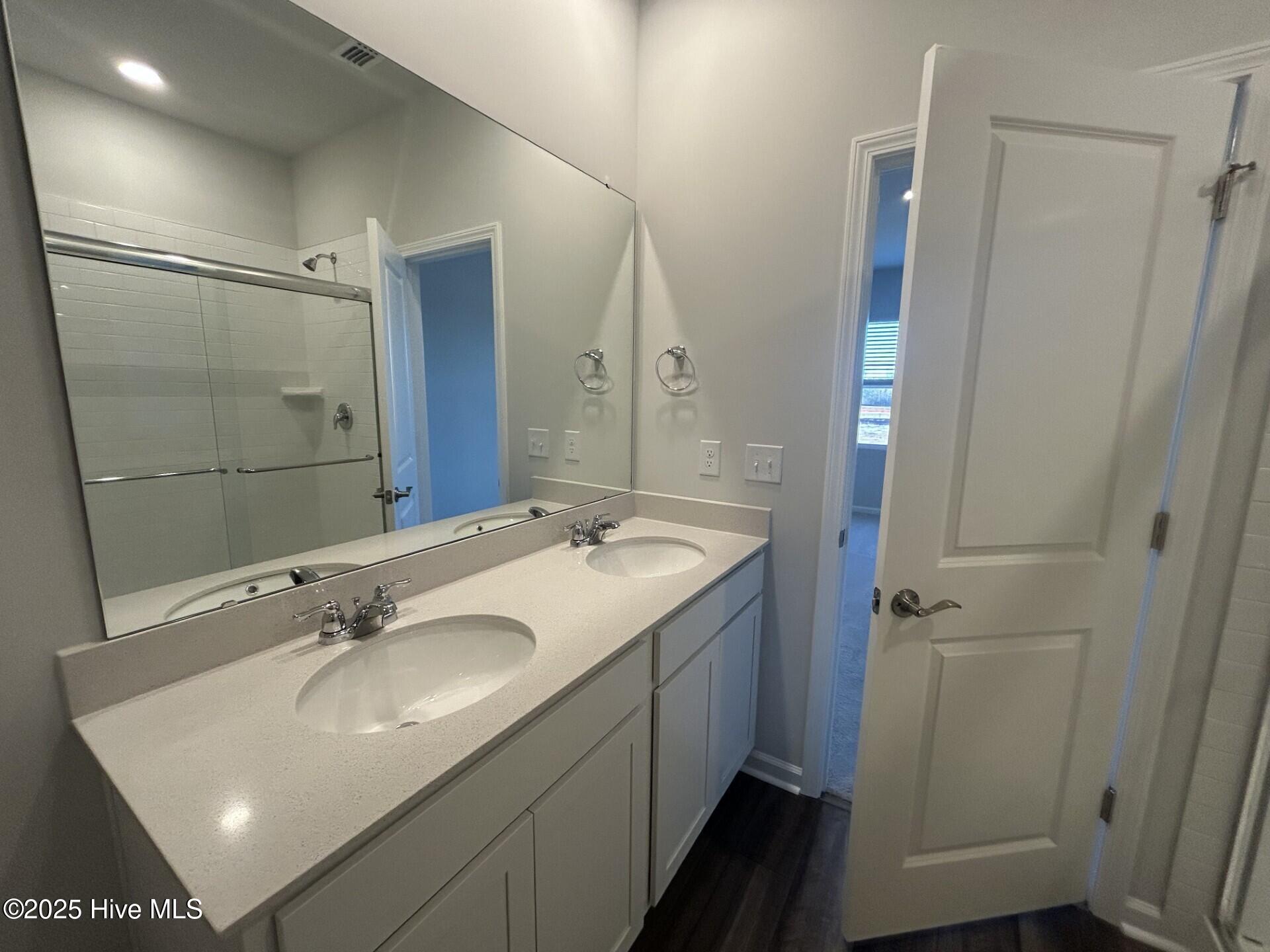 100540525 | Photo 12