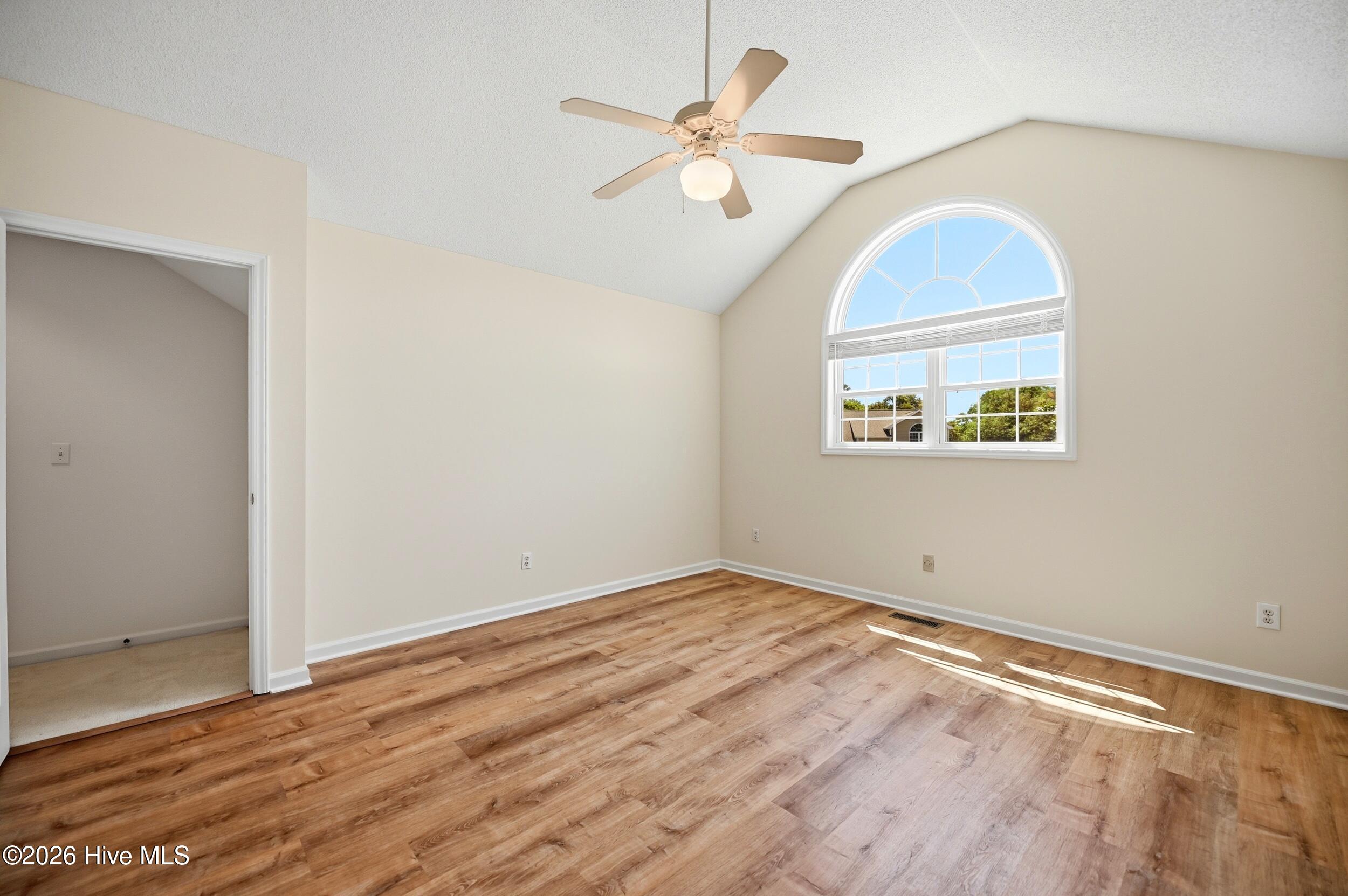 100566721 | Photo 19