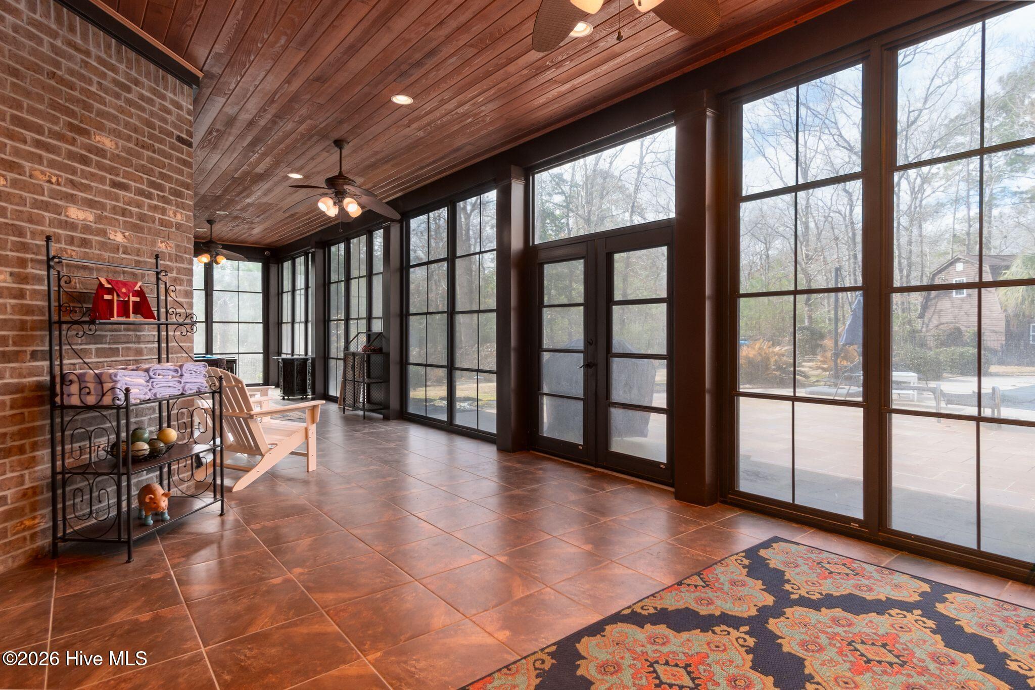 100556327 | Photo 13