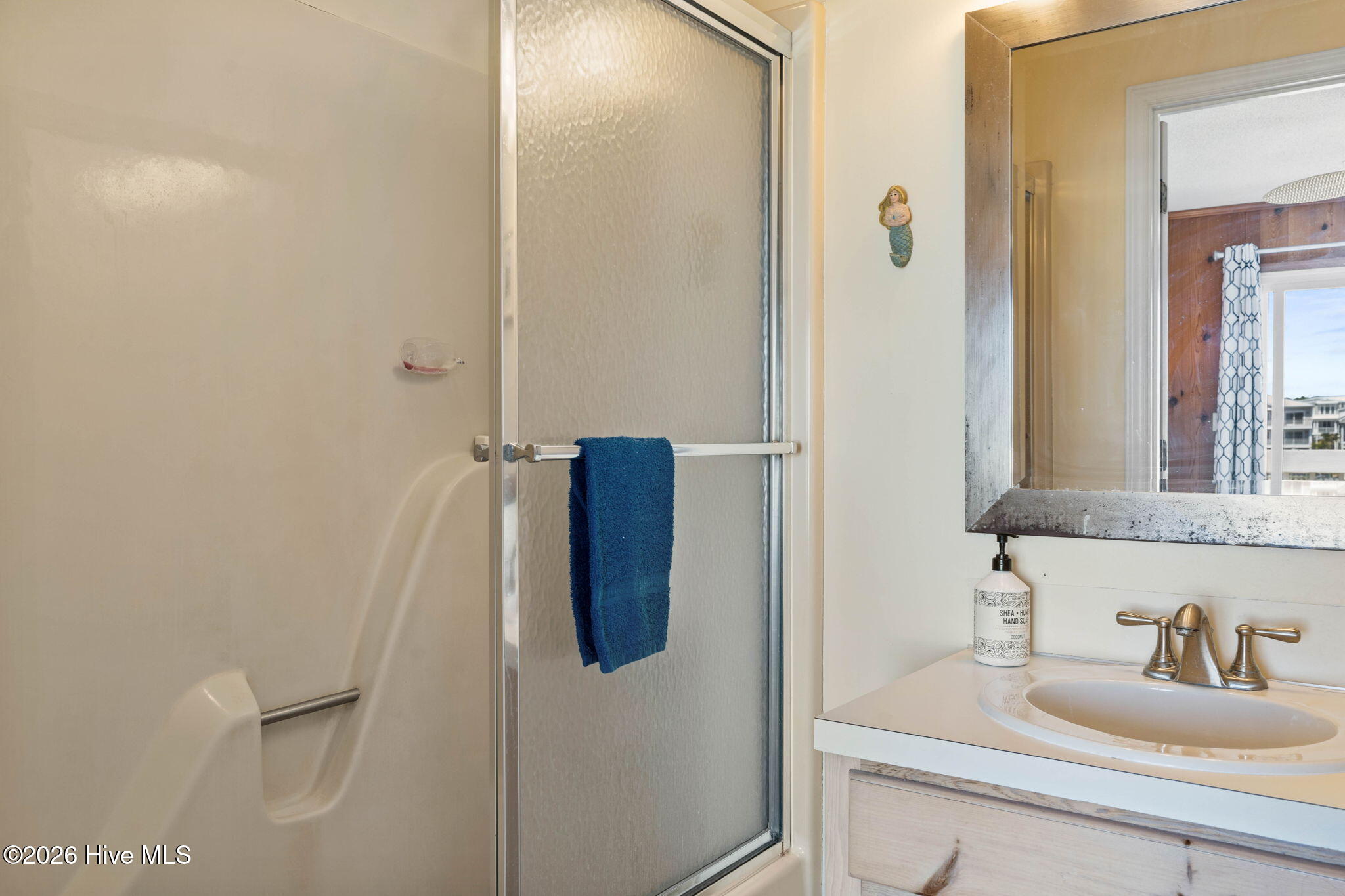 100566537 | Photo 43