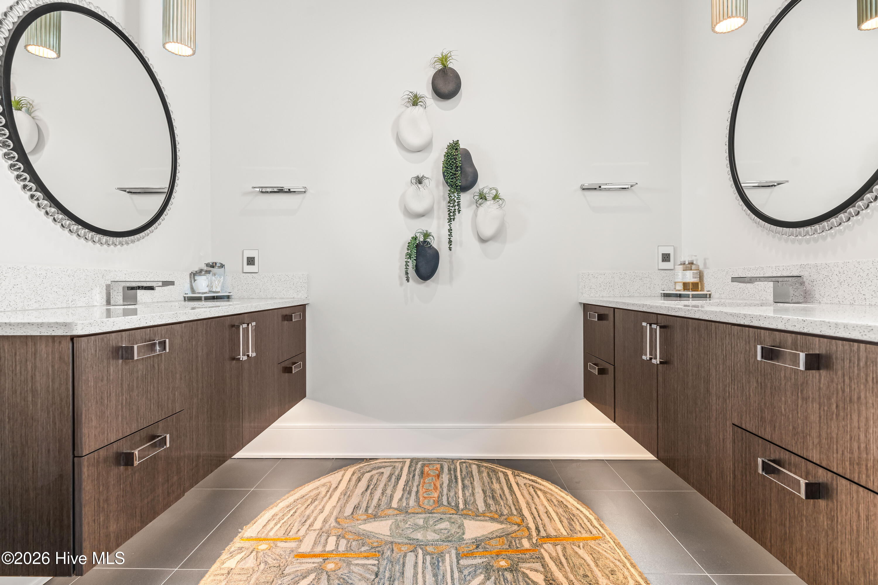 100567165 | Photo 45