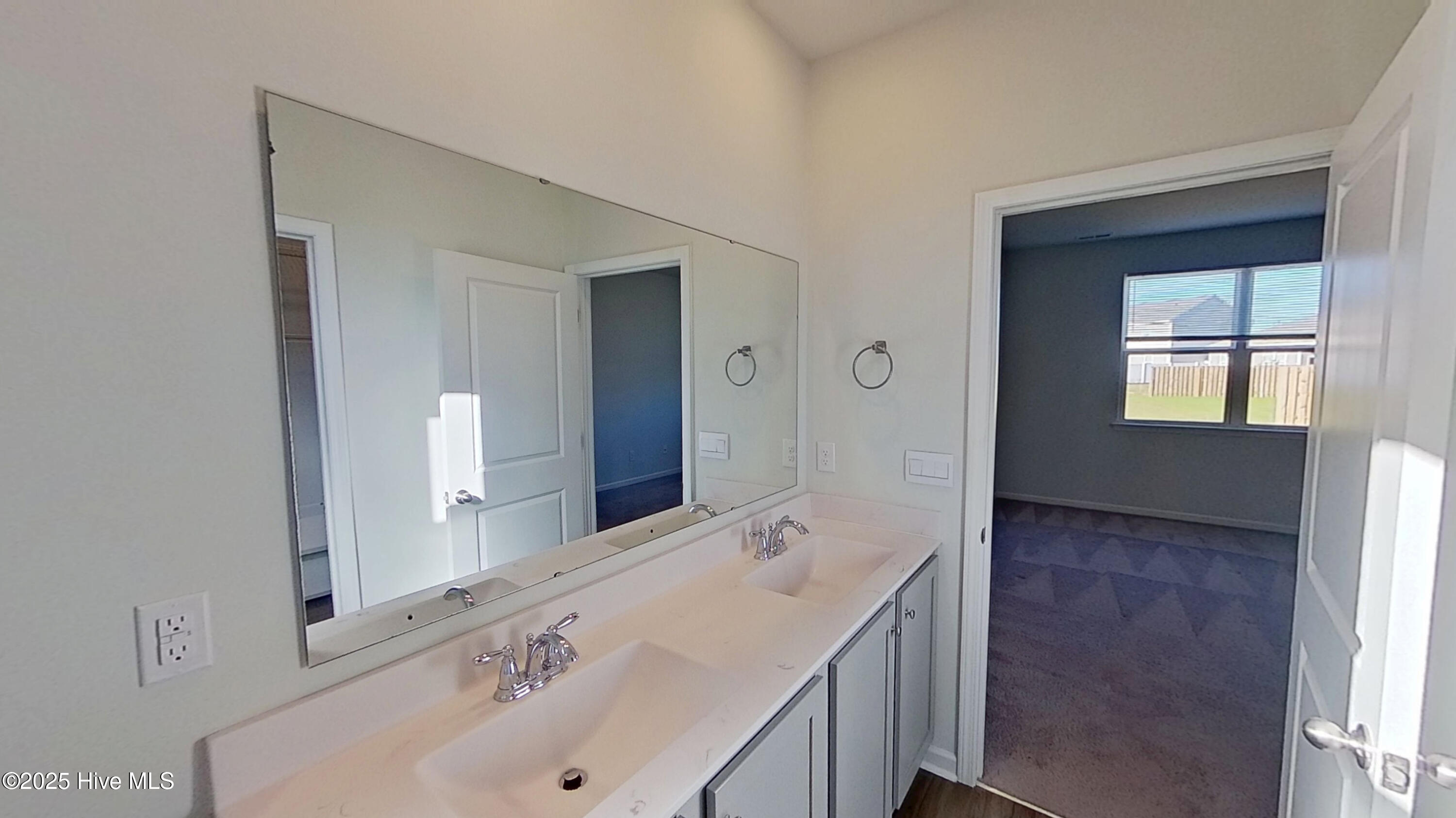 100532856 | Photo 11