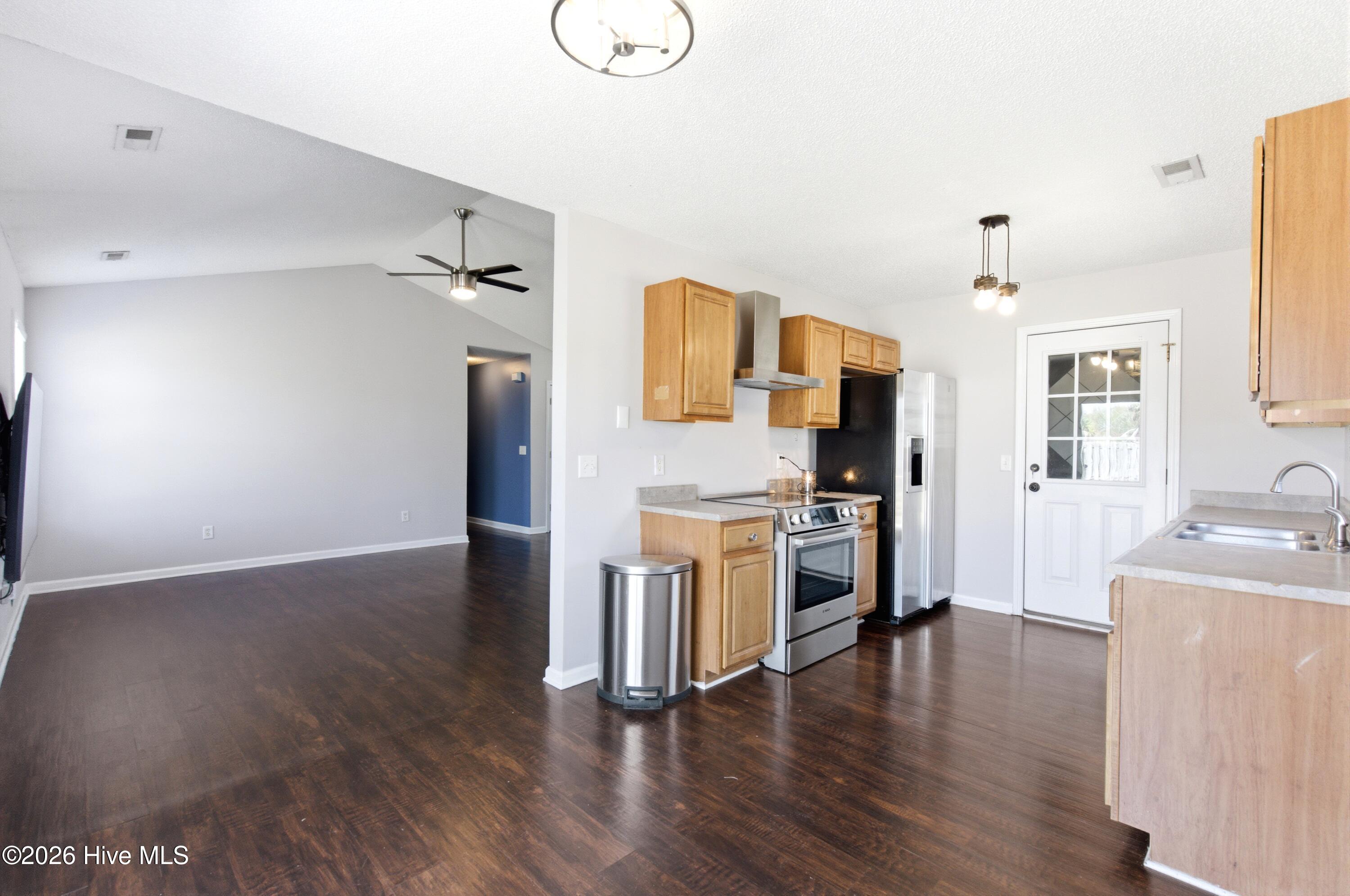 100560348 | Photo 10